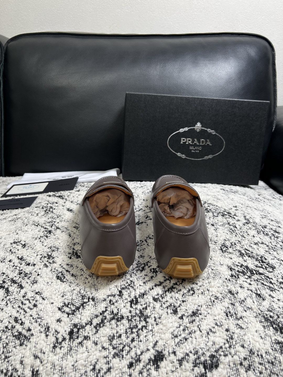 PRADA  高品质  顶级工艺品 普拉达 豆豆鞋专柜同步 原厂配置，意大利进口原版牛皮面料，透气舒适进
