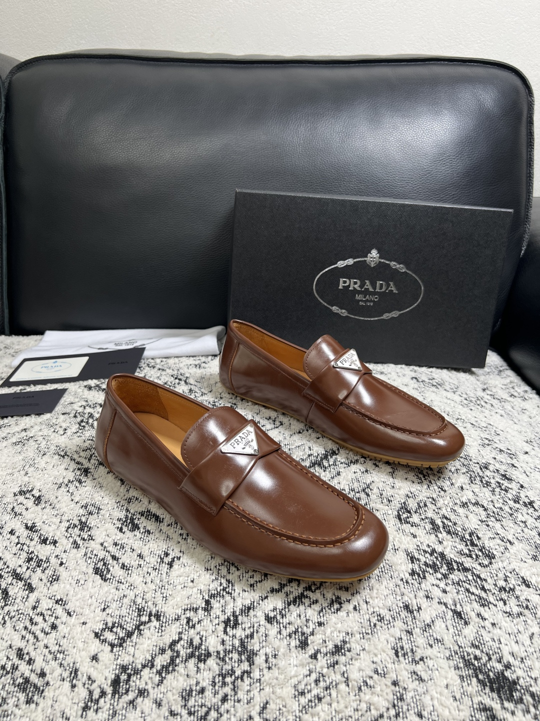 PRADA  高品质  顶级工艺品 普拉达 豆豆鞋专柜同步 原厂配置，意大利进口原版牛皮面料，透气舒适进