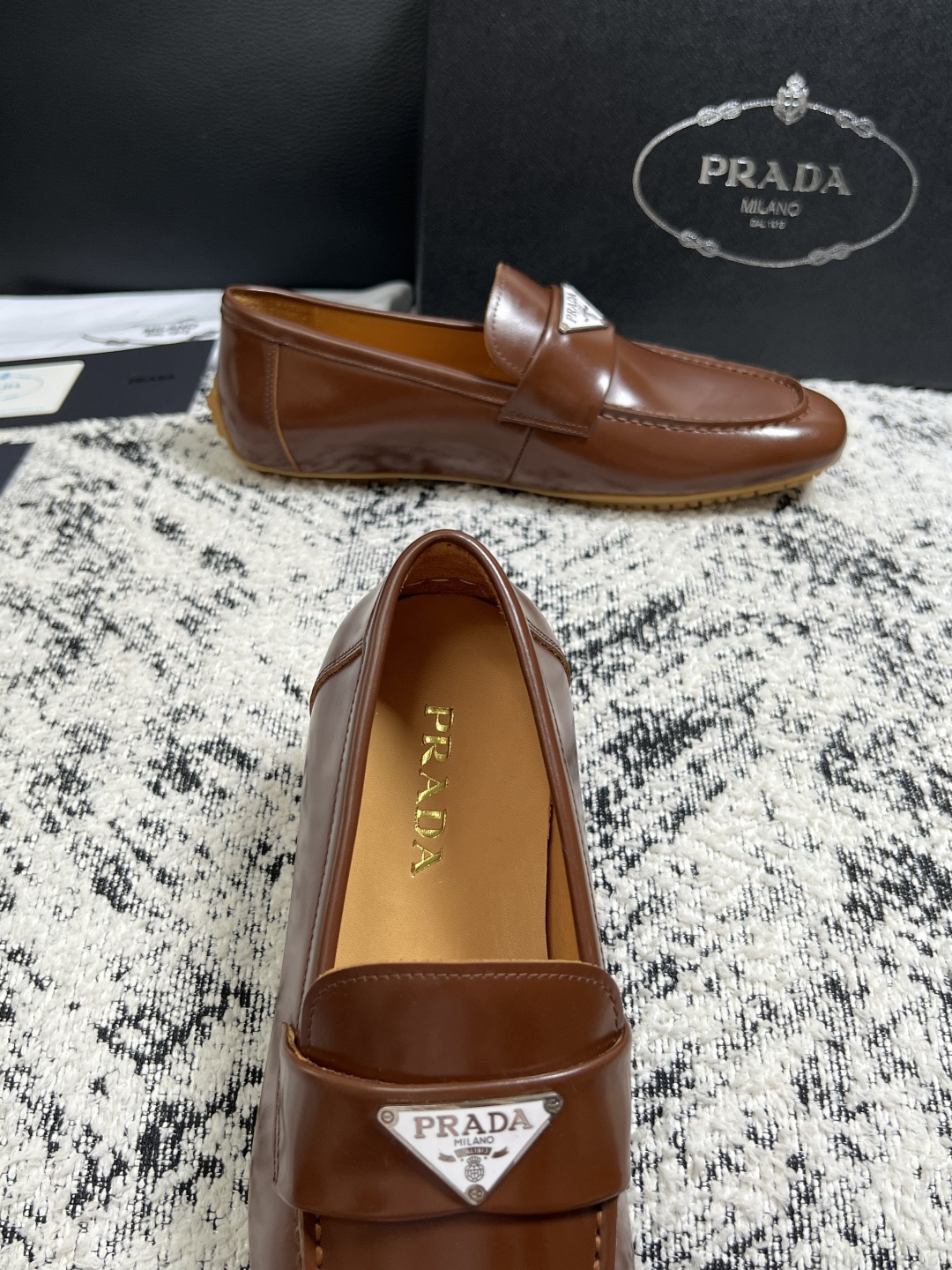 PRADA  高品质  顶级工艺品 普拉达 豆豆鞋专柜同步 原厂配置，意大利进口原版牛皮面料，透气舒适进
