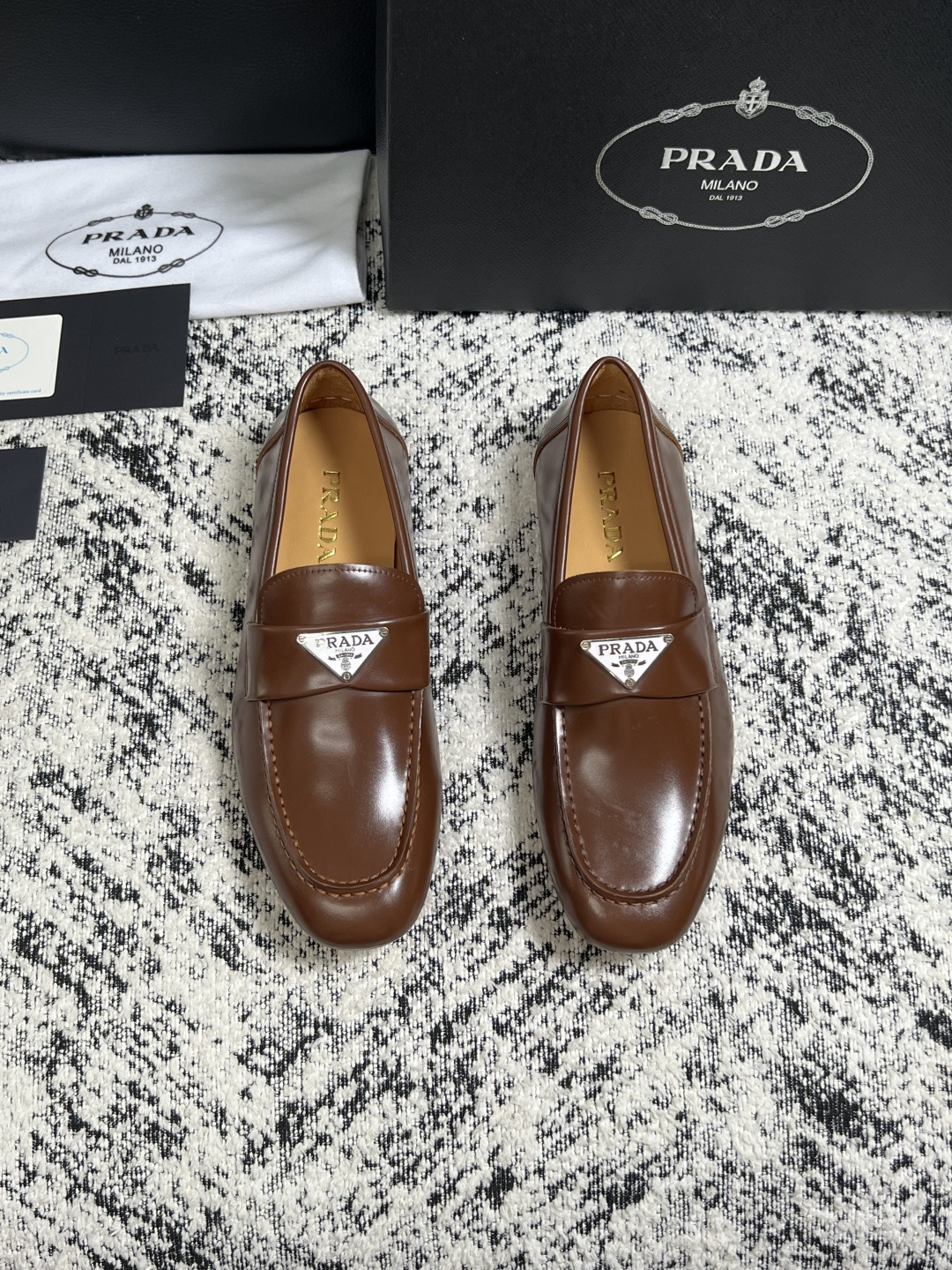 PRADA  高品质  顶级工艺品 普拉达 豆豆鞋专柜同步 原厂配置，意大利进口原版牛皮面料，透气舒适进