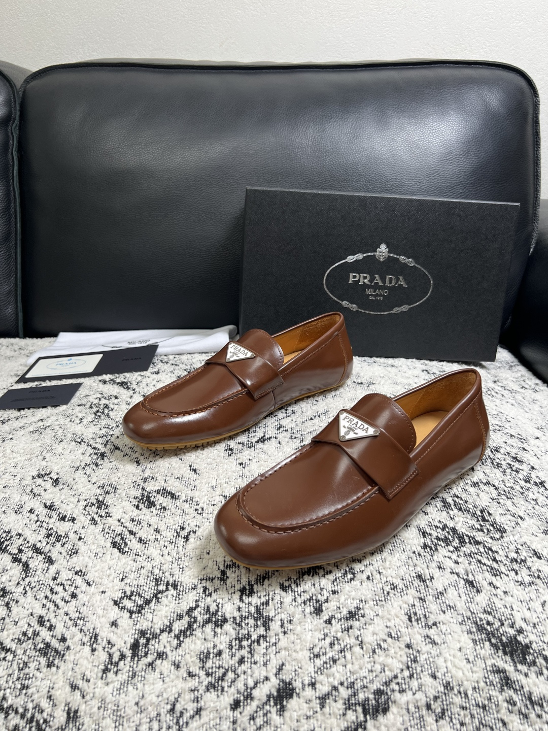 PRADA  高品质  顶级工艺品 普拉达 豆豆鞋专柜同步 原厂配置，意大利进口原版牛皮面料，透气舒适进