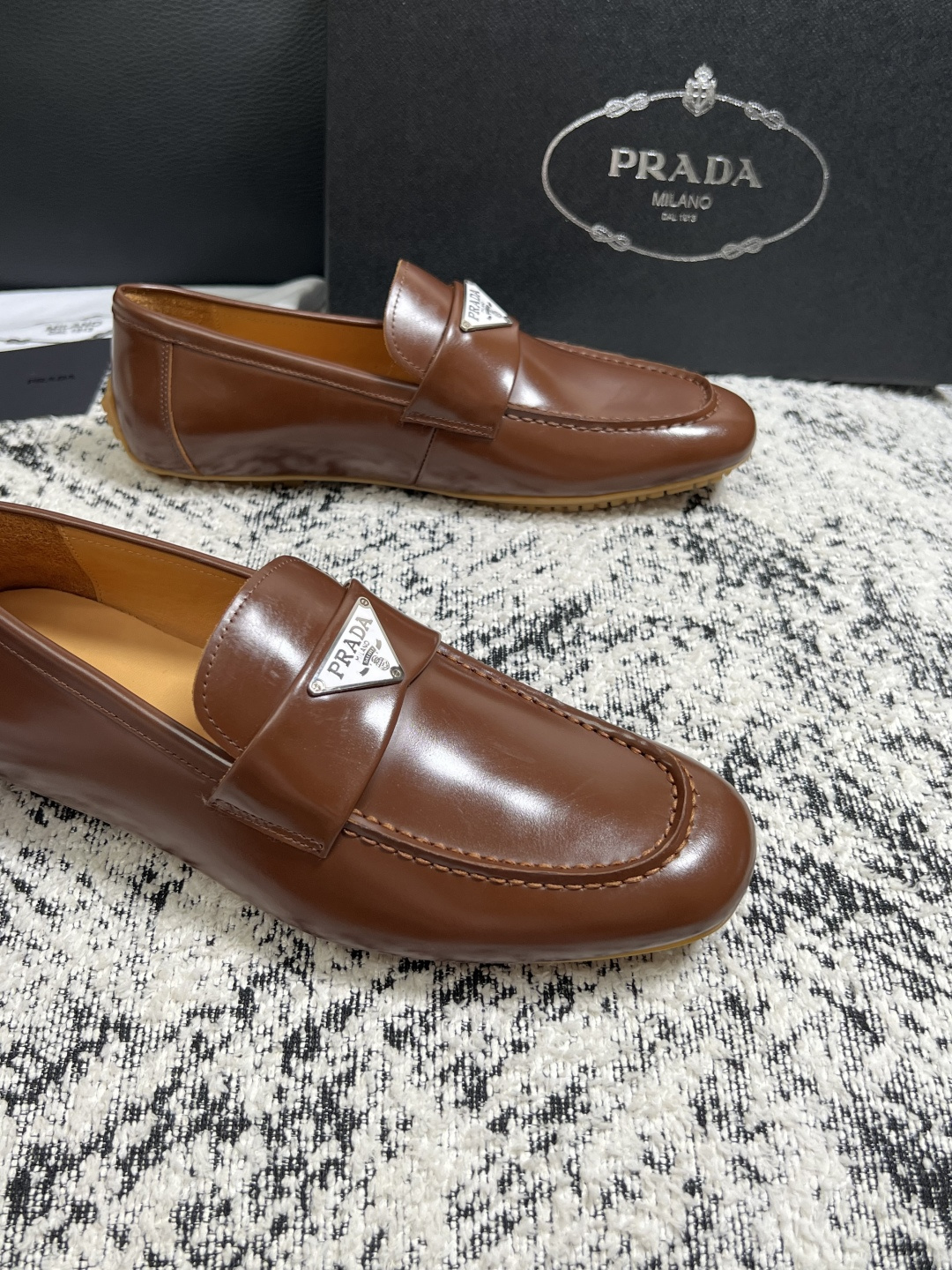 PRADA  高品质  顶级工艺品 普拉达 豆豆鞋专柜同步 原厂配置，意大利进口原版牛皮面料，透气舒适进