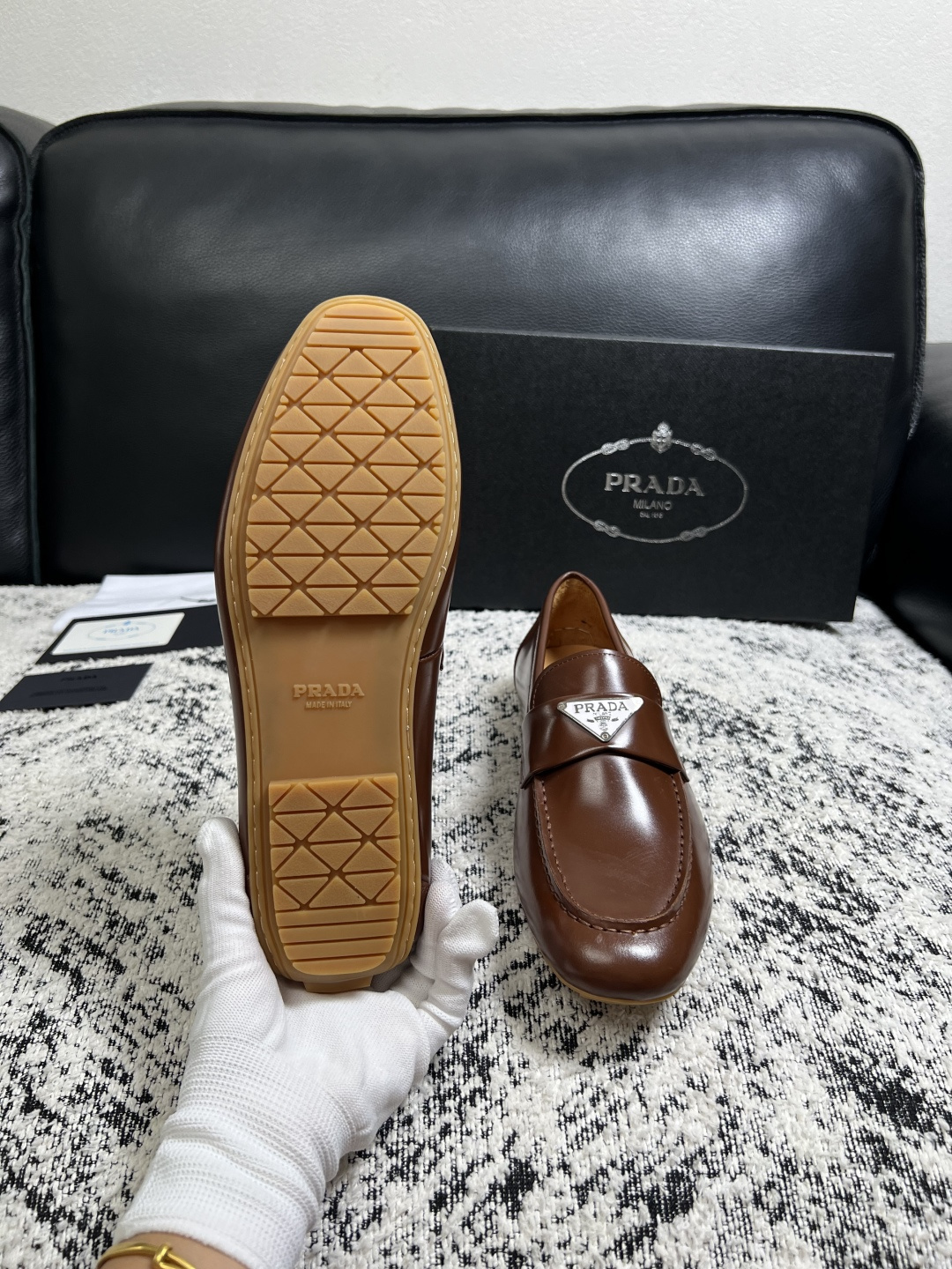 PRADA  高品质  顶级工艺品 普拉达 豆豆鞋专柜同步 原厂配置，意大利进口原版牛皮面料，透气舒适进