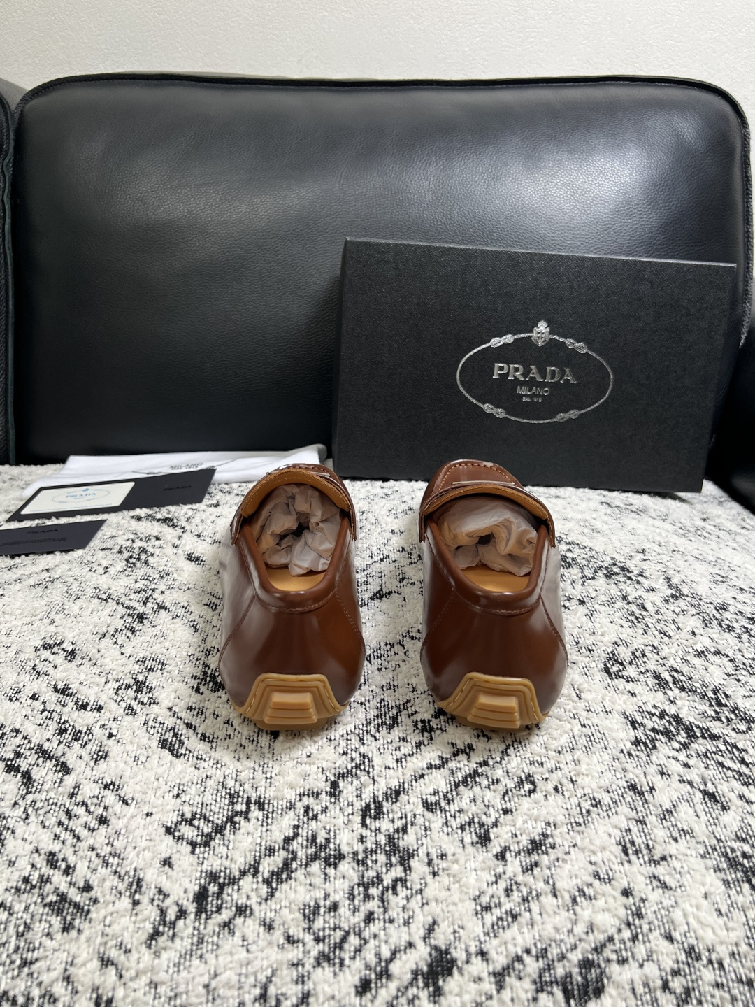 PRADA  高品质  顶级工艺品 普拉达 豆豆鞋专柜同步 原厂配置，意大利进口原版牛皮面料，透气舒适进