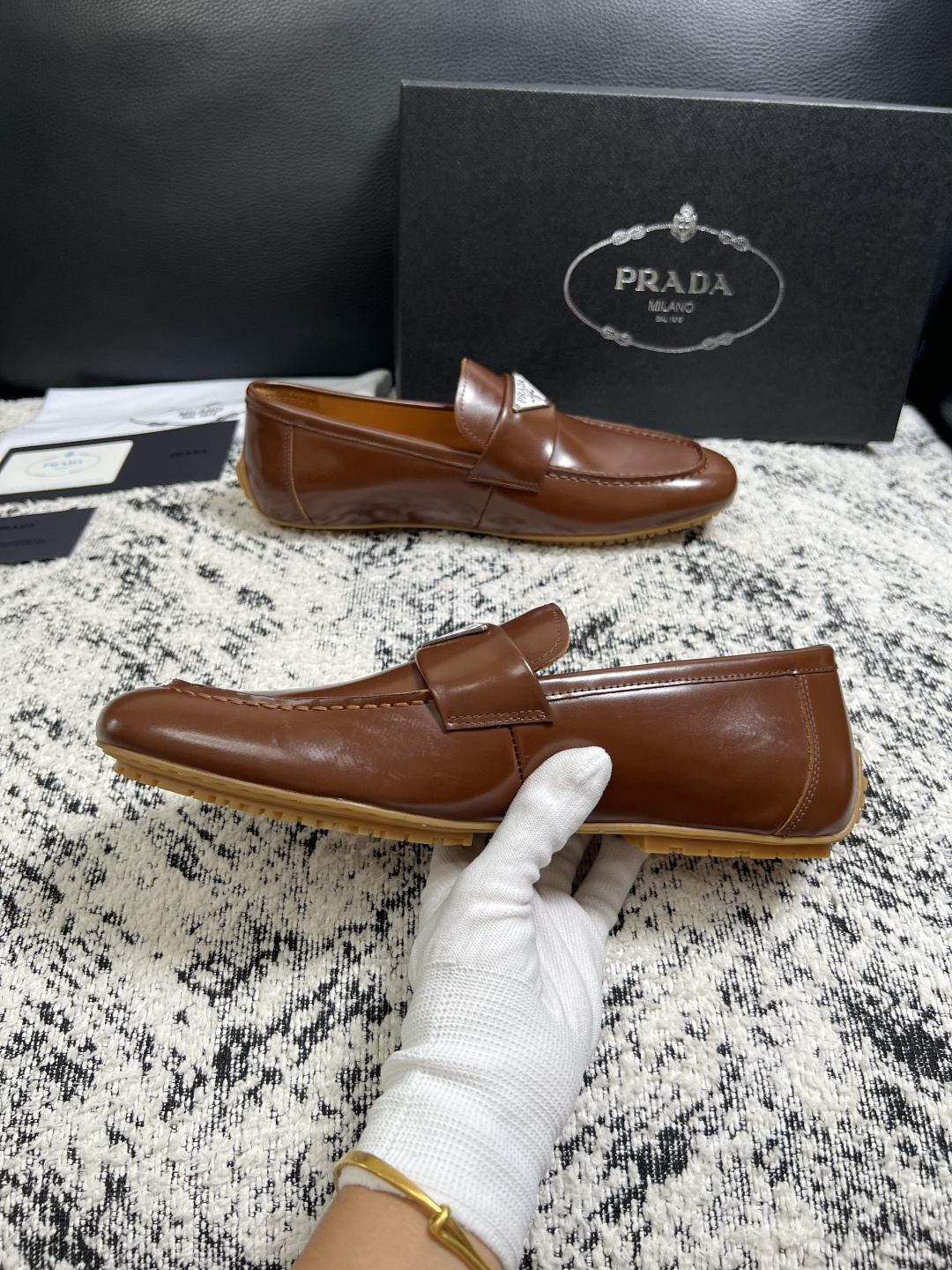 PRADA  高品质  顶级工艺品 普拉达 豆豆鞋专柜同步 原厂配置，意大利进口原版牛皮面料，透气舒适进