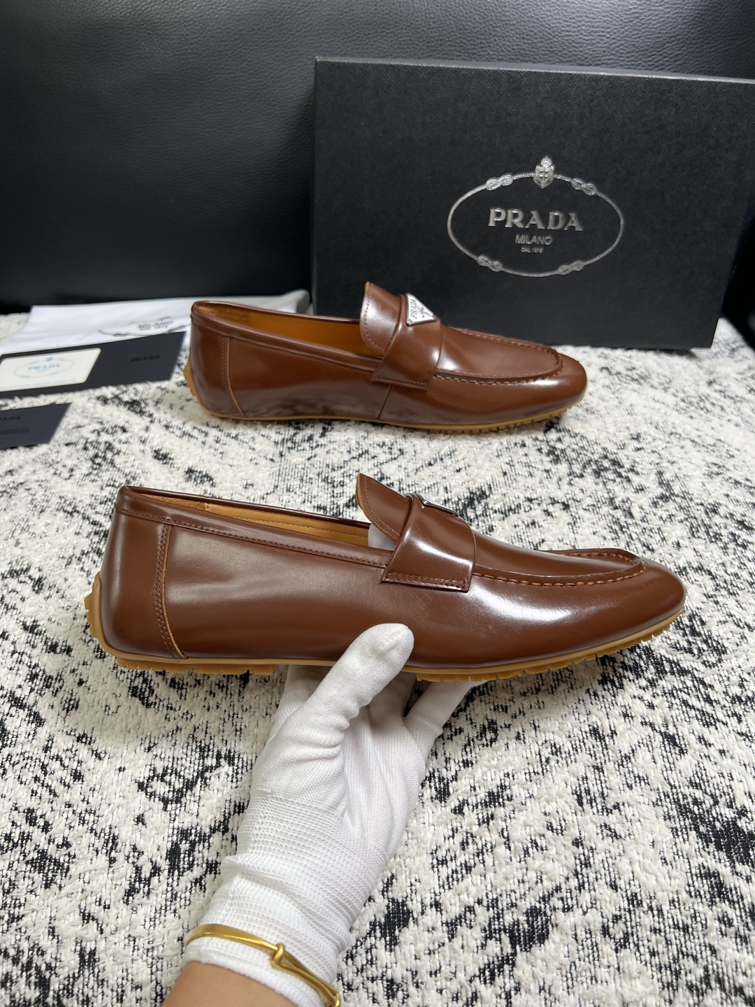 PRADA  高品质  顶级工艺品 普拉达 豆豆鞋专柜同步 原厂配置，意大利进口原版牛皮面料，透气舒适进