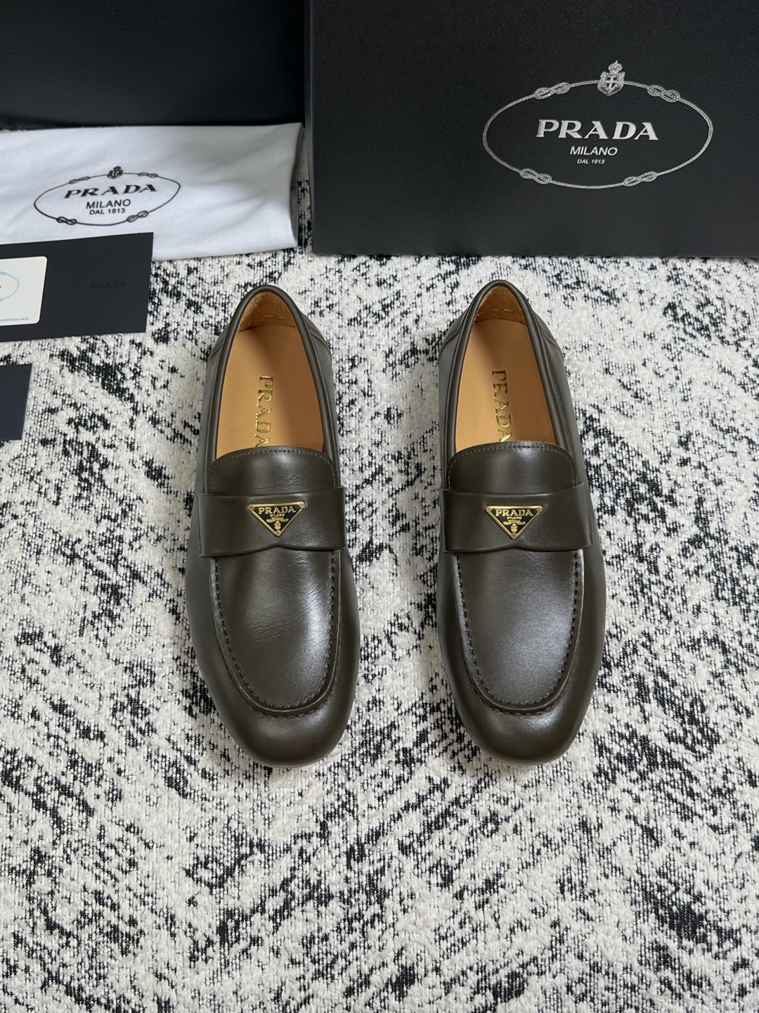PRADA  高品质  顶级工艺品 普拉达 豆豆鞋专柜同步 原厂配置，意大利进口原版牛皮面料，透气舒适进