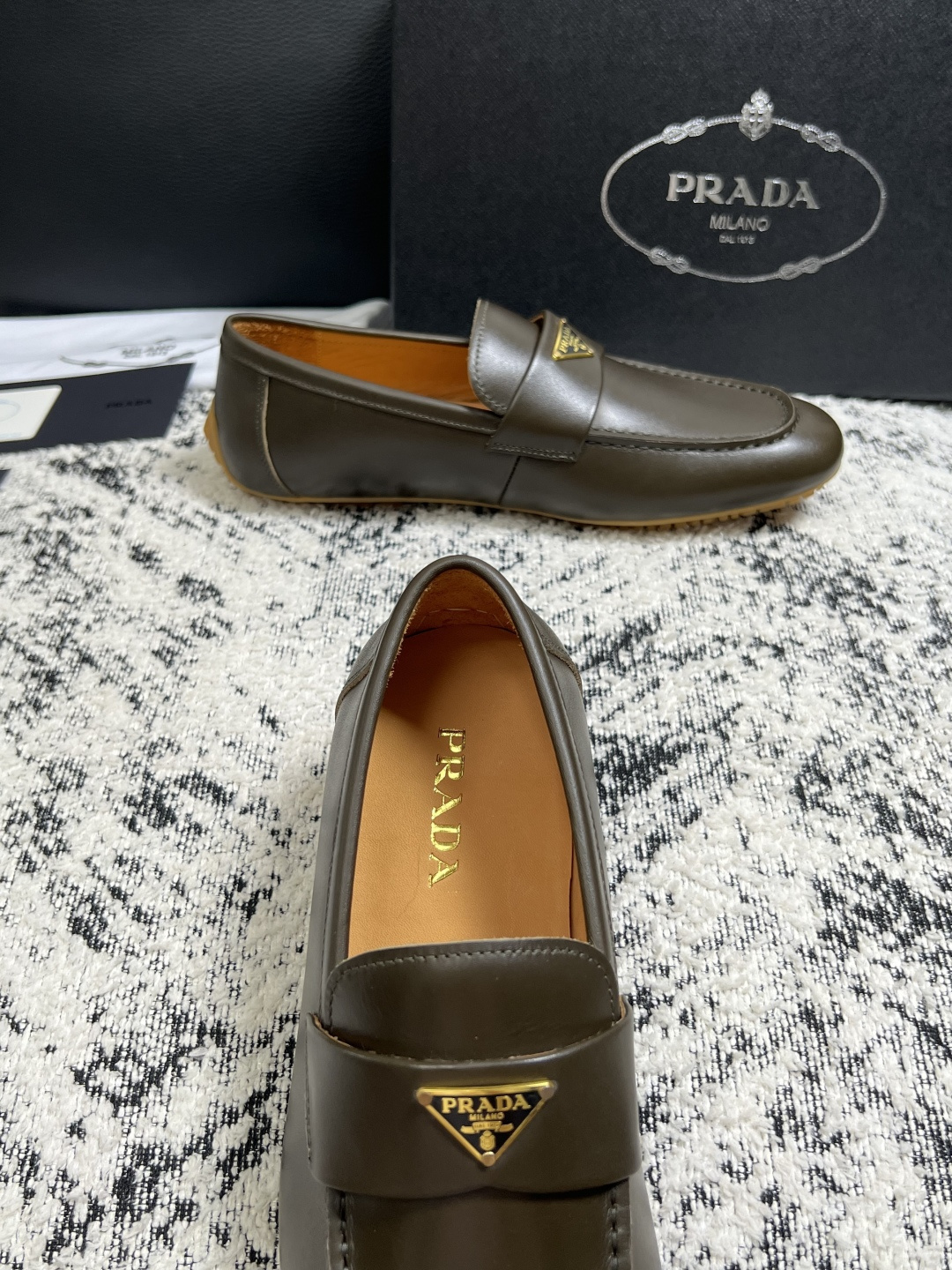PRADA  高品质  顶级工艺品 普拉达 豆豆鞋专柜同步 原厂配置，意大利进口原版牛皮面料，透气舒适进
