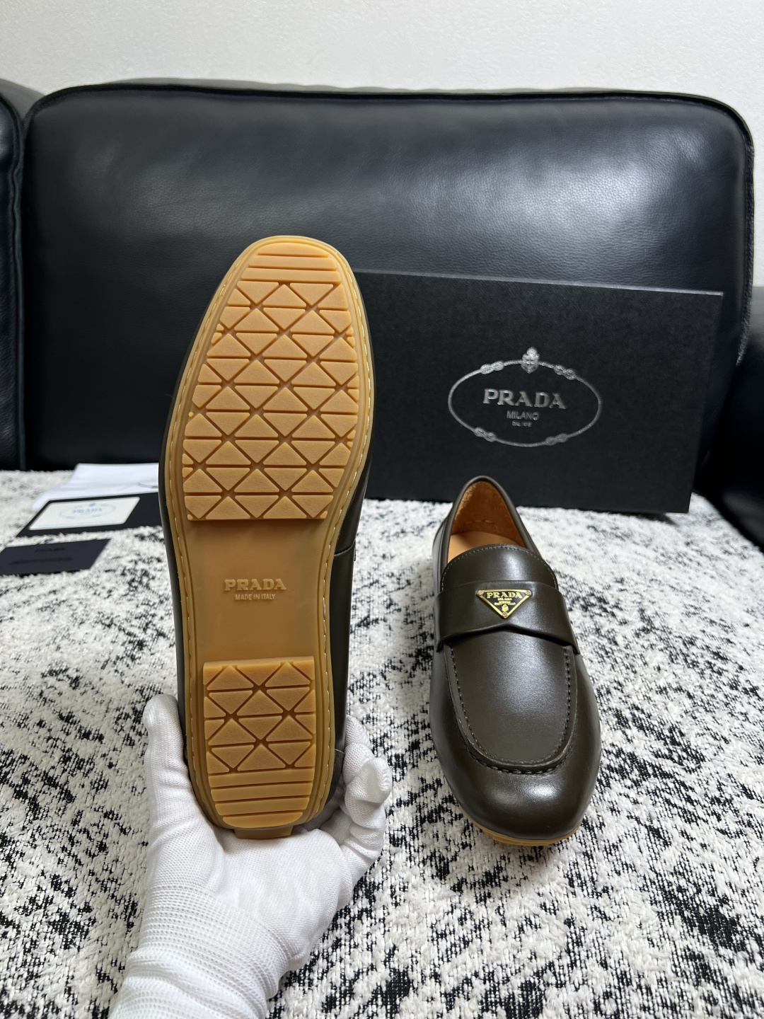 PRADA  高品质  顶级工艺品 普拉达 豆豆鞋专柜同步 原厂配置，意大利进口原版牛皮面料，透气舒适进