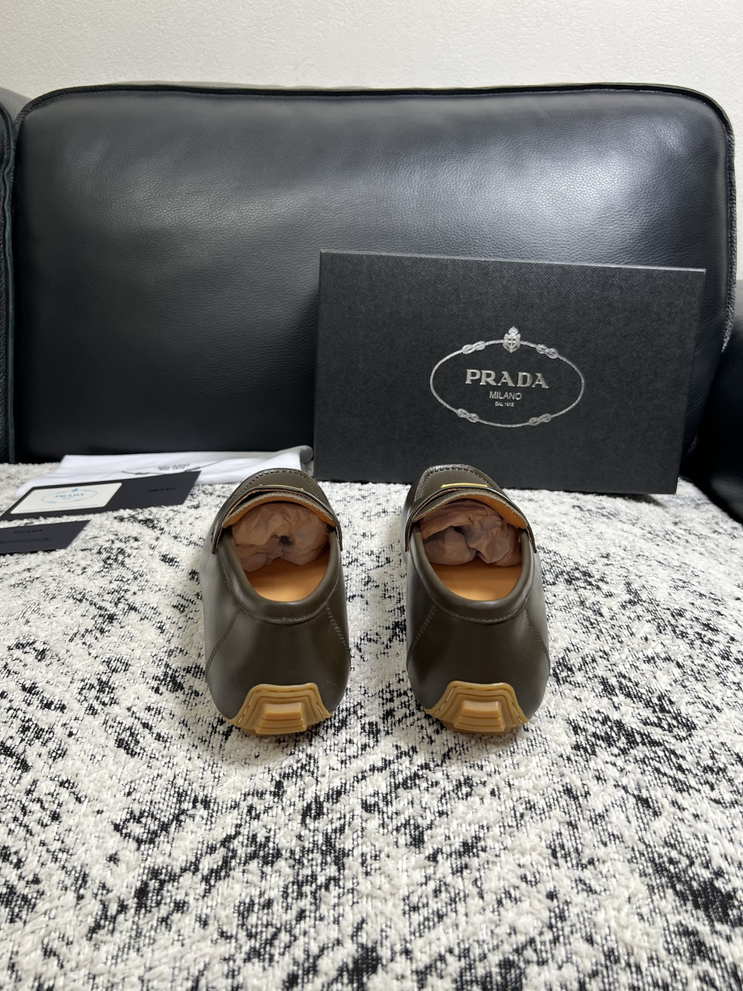 PRADA  高品质  顶级工艺品 普拉达 豆豆鞋专柜同步 原厂配置，意大利进口原版牛皮面料，透气舒适进