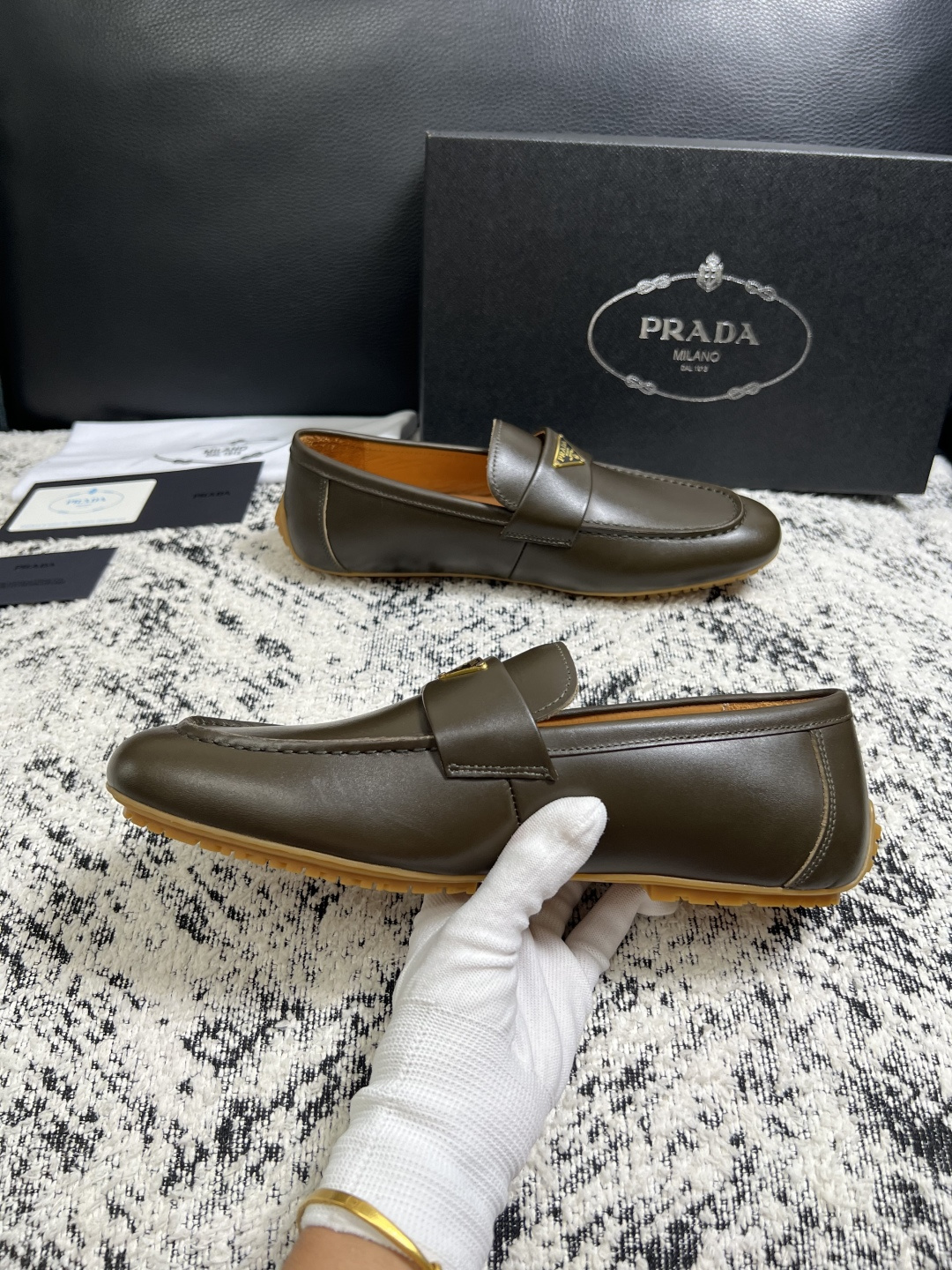 PRADA  高品质  顶级工艺品 普拉达 豆豆鞋专柜同步 原厂配置，意大利进口原版牛皮面料，透气舒适进