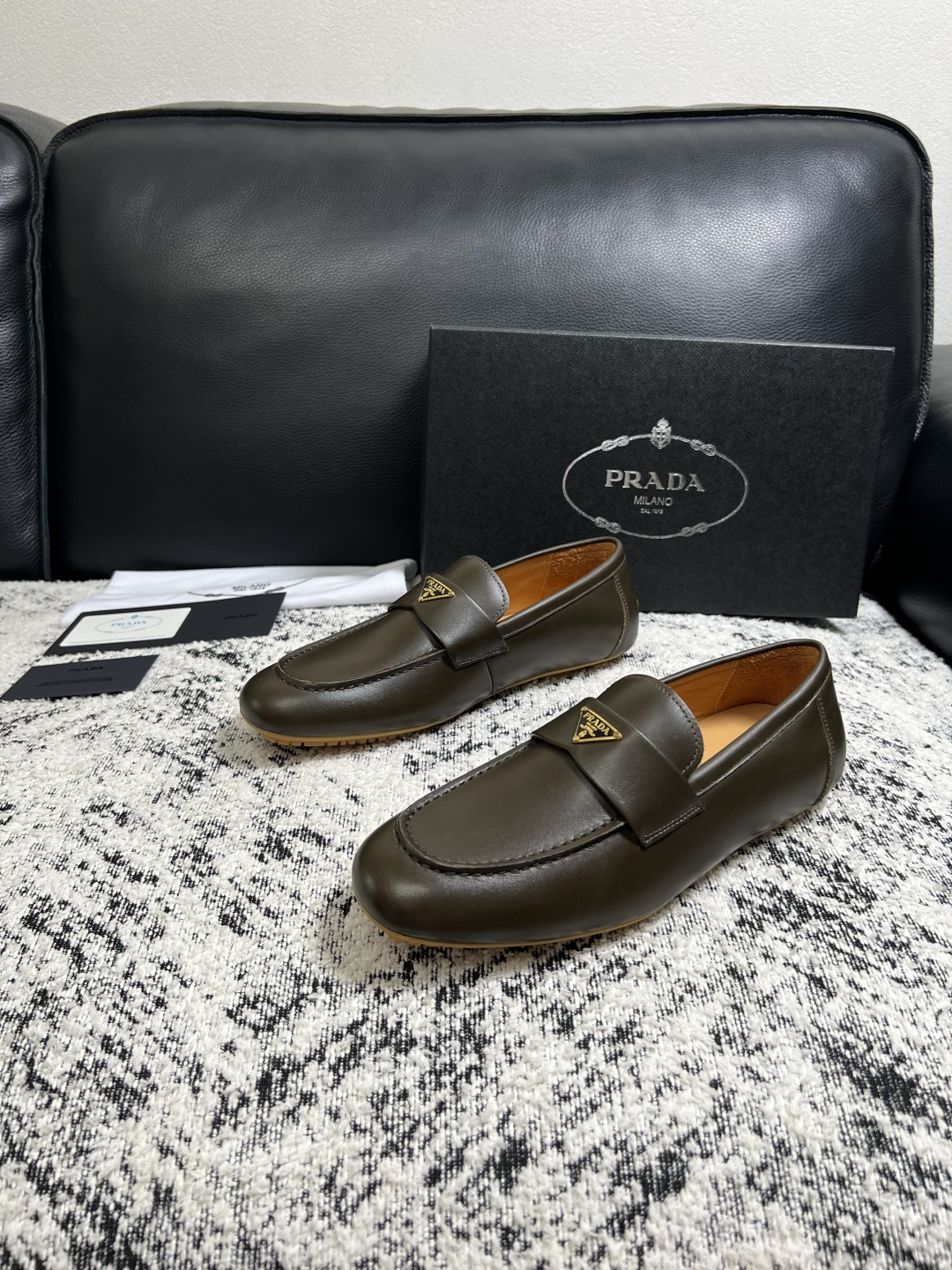 PRADA  高品质  顶级工艺品 普拉达 豆豆鞋专柜同步 原厂配置，意大利进口原版牛皮面料，透气舒适进