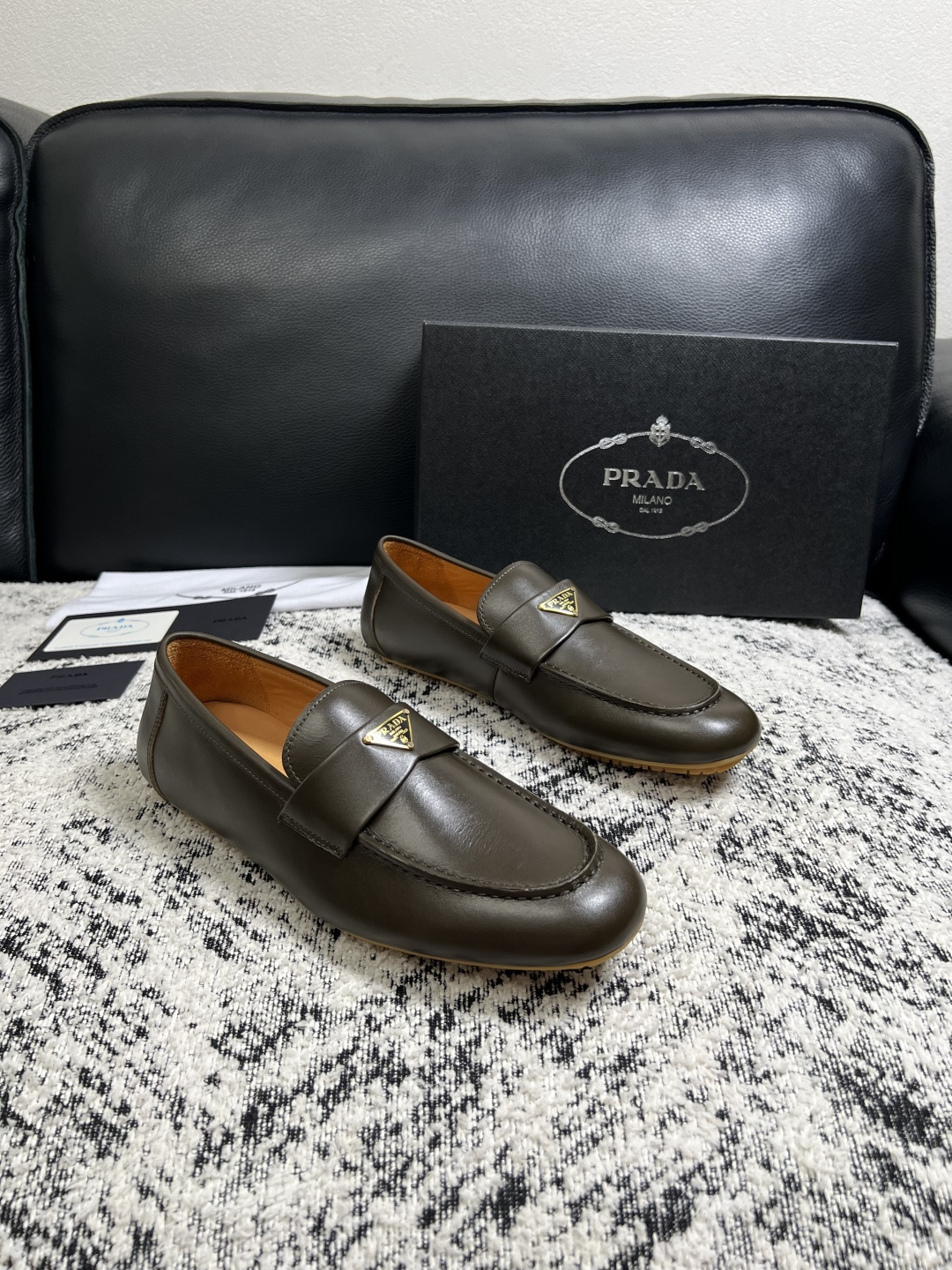PRADA  高品质  顶级工艺品 普拉达 豆豆鞋专柜同步 原厂配置，意大利进口原版牛皮面料，透气舒适进