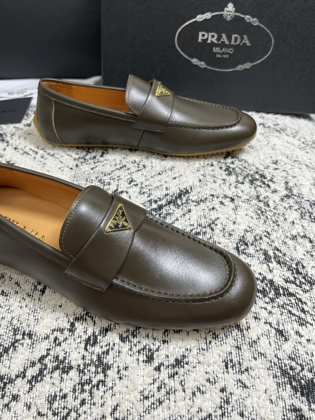 PRADA  高品质  顶级工艺品 普拉达 豆豆鞋专柜同步 原厂配置，意大利进口原版牛皮面料，透气舒适进