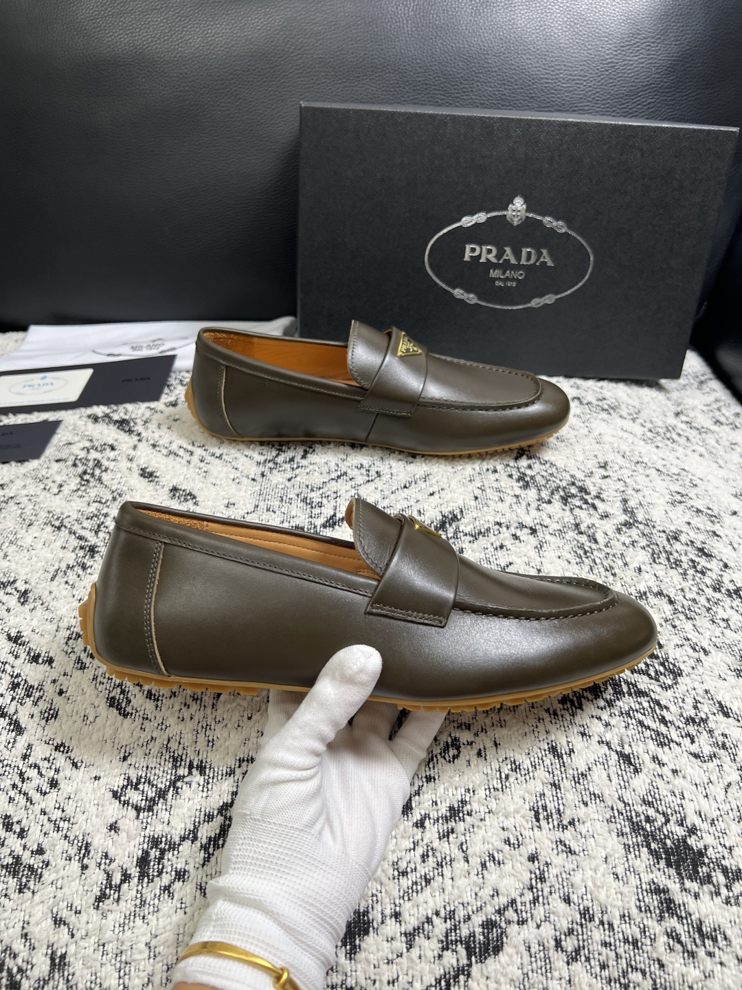 PRADA  高品质  顶级工艺品 普拉达 豆豆鞋专柜同步 原厂配置，意大利进口原版牛皮面料，透气舒适进