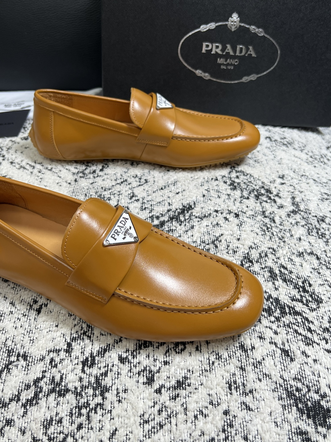 PRADA  高品质  顶级工艺品 普拉达 豆豆鞋专柜同步 原厂配置，意大利进口原版牛皮面料，透气舒适进