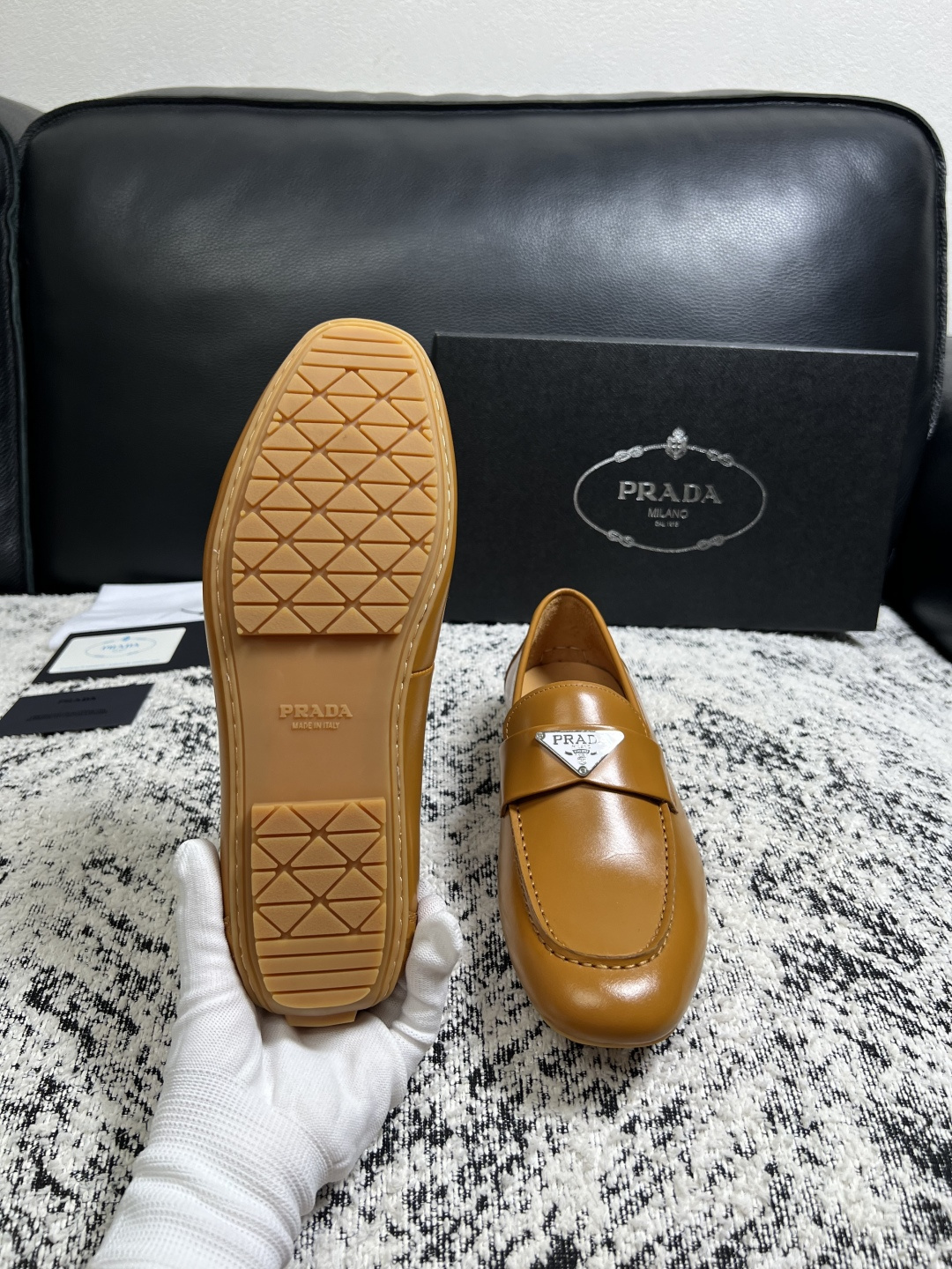 PRADA  高品质  顶级工艺品 普拉达 豆豆鞋专柜同步 原厂配置，意大利进口原版牛皮面料，透气舒适进