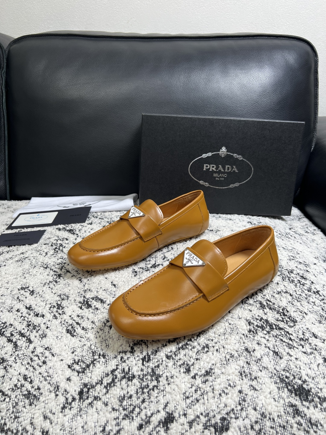 PRADA  高品质  顶级工艺品 普拉达 豆豆鞋专柜同步 原厂配置，意大利进口原版牛皮面料，透气舒适进