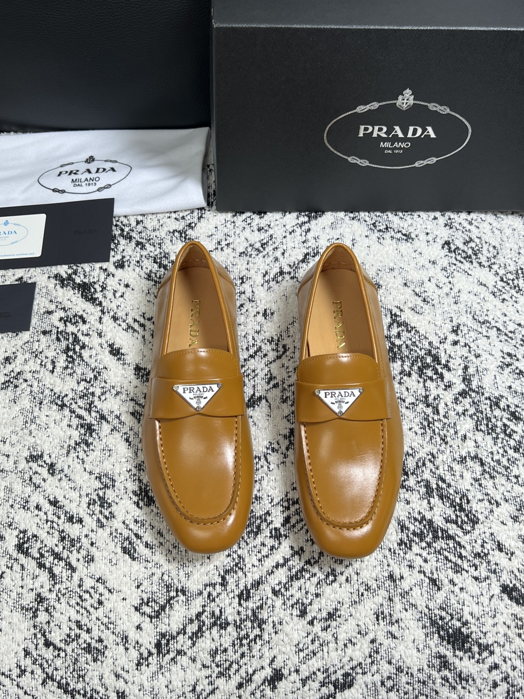 PRADA  高品质  顶级工艺品 普拉达 豆豆鞋专柜同步 原厂配置，意大利进口原版牛皮面料，透气舒适进