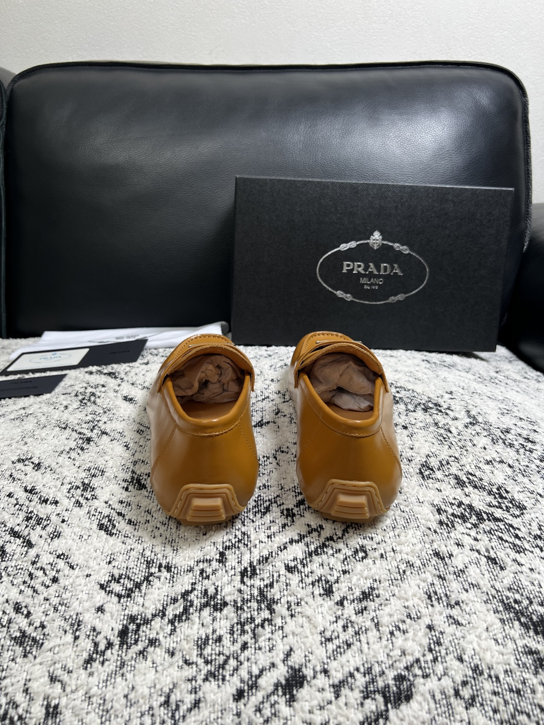PRADA  高品质  顶级工艺品 普拉达 豆豆鞋专柜同步 原厂配置，意大利进口原版牛皮面料，透气舒适进