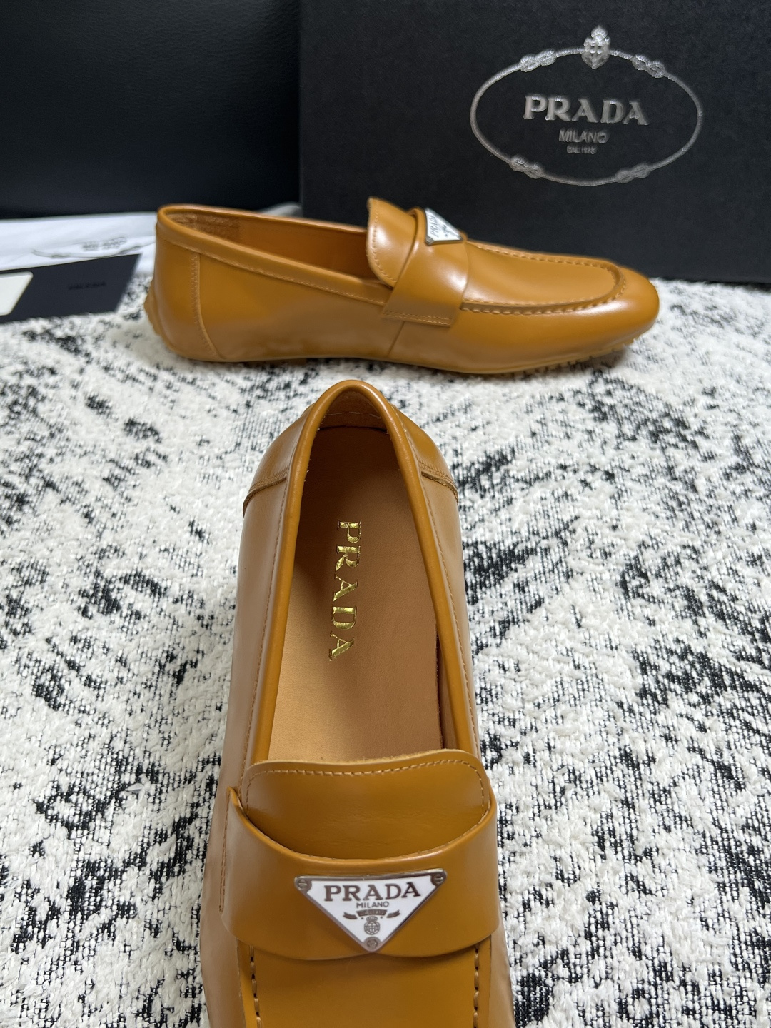 PRADA  高品质  顶级工艺品 普拉达 豆豆鞋专柜同步 原厂配置，意大利进口原版牛皮面料，透气舒适进
