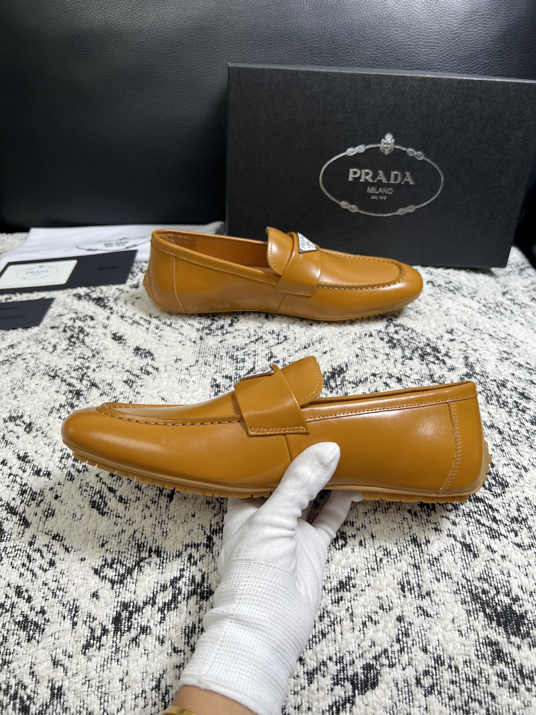 PRADA  高品质  顶级工艺品 普拉达 豆豆鞋专柜同步 原厂配置，意大利进口原版牛皮面料，透气舒适进
