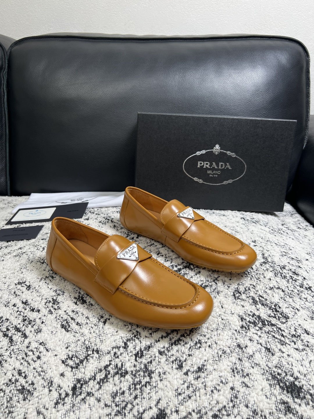 PRADA  高品质  顶级工艺品 普拉达 豆豆鞋专柜同步 原厂配置，意大利进口原版牛皮面料，透气舒适进