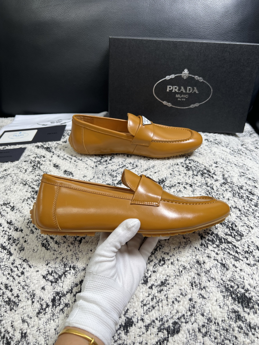 PRADA  高品质  顶级工艺品 普拉达 豆豆鞋专柜同步 原厂配置，意大利进口原版牛皮面料，透气舒适进