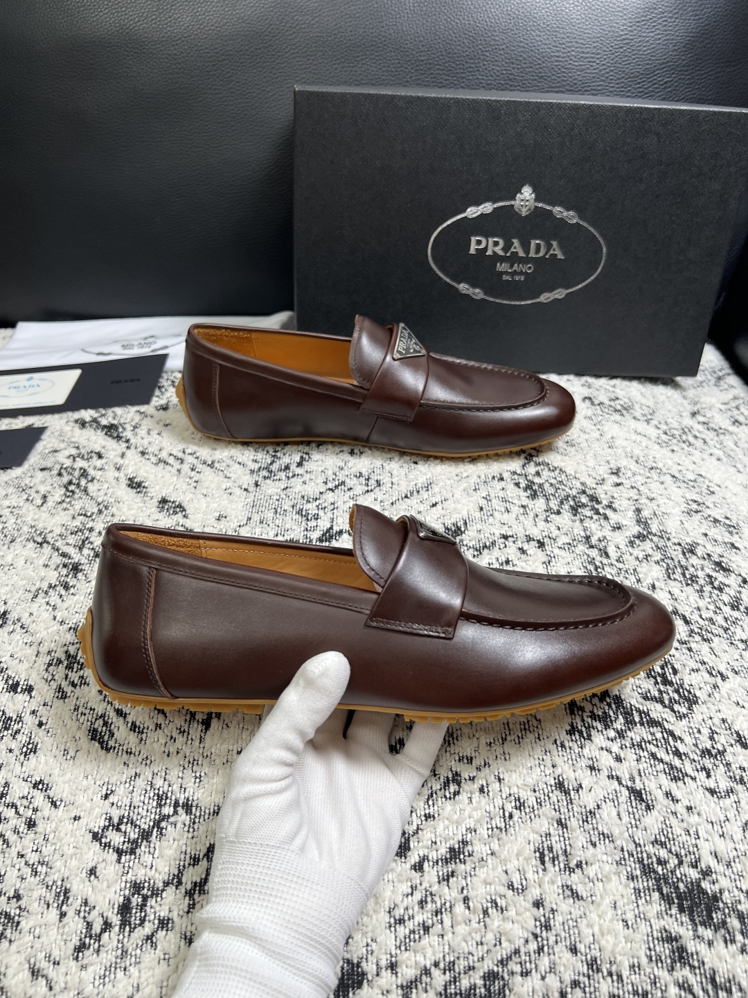 PRADA  高品质  顶级工艺品 普拉达 豆豆鞋专柜同步 原厂配置，意大利进口原版牛皮面料，透气舒适进
