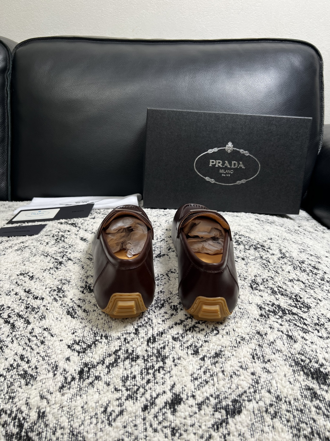 PRADA  高品质  顶级工艺品 普拉达 豆豆鞋专柜同步 原厂配置，意大利进口原版牛皮面料，透气舒适进