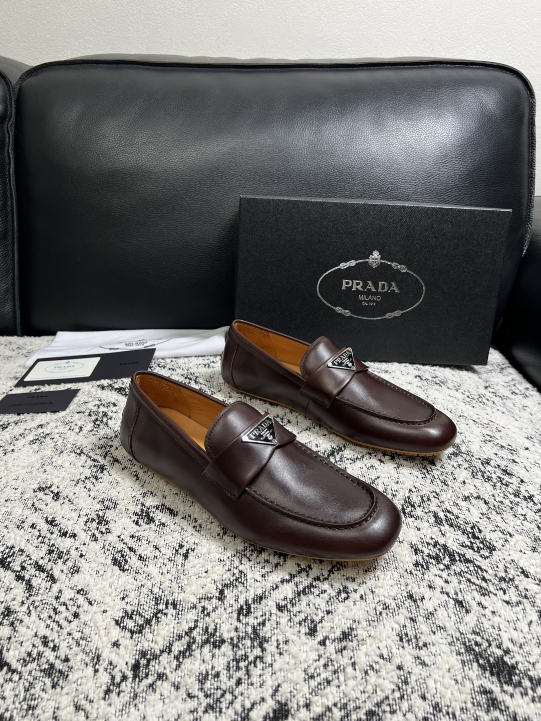 PRADA  高品质  顶级工艺品 普拉达 豆豆鞋专柜同步 原厂配置，意大利进口原版牛皮面料，透气舒适进