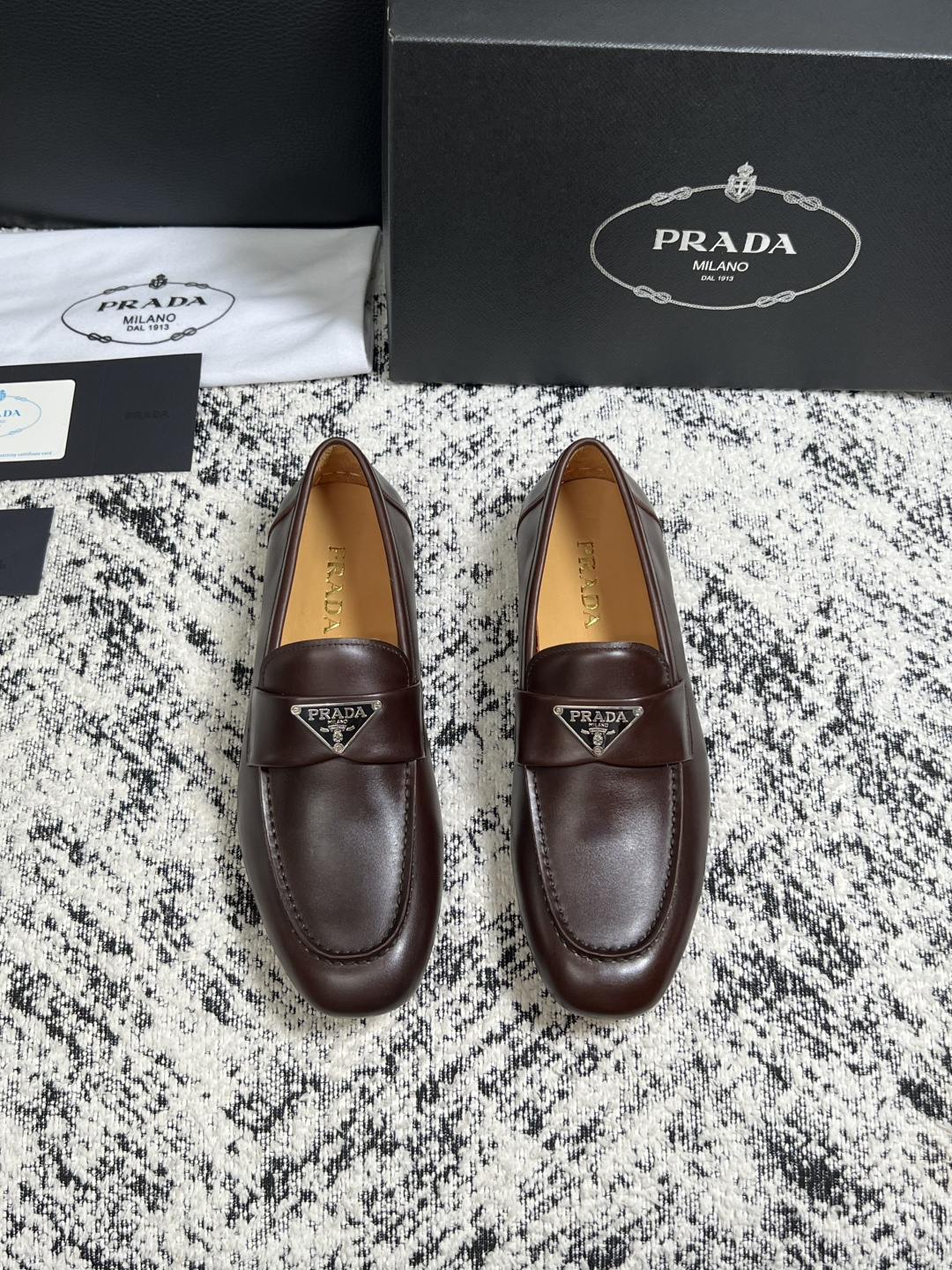 PRADA  高品质  顶级工艺品 普拉达 豆豆鞋专柜同步 原厂配置，意大利进口原版牛皮面料，透气舒适进