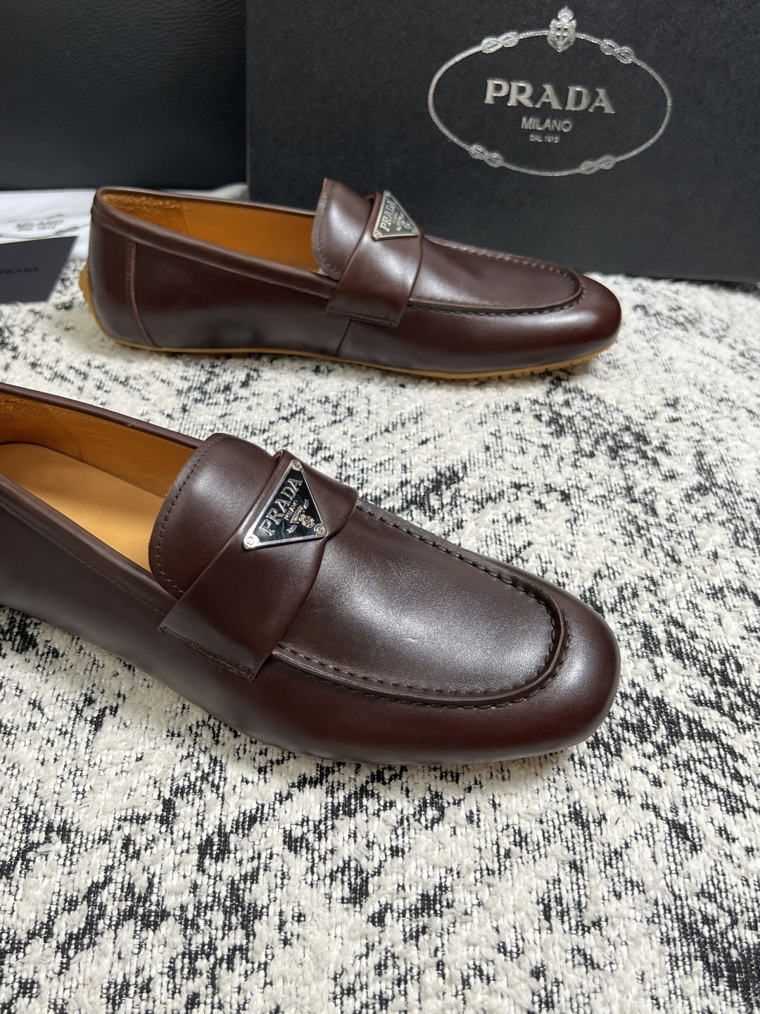 PRADA  高品质  顶级工艺品 普拉达 豆豆鞋专柜同步 原厂配置，意大利进口原版牛皮面料，透气舒适进