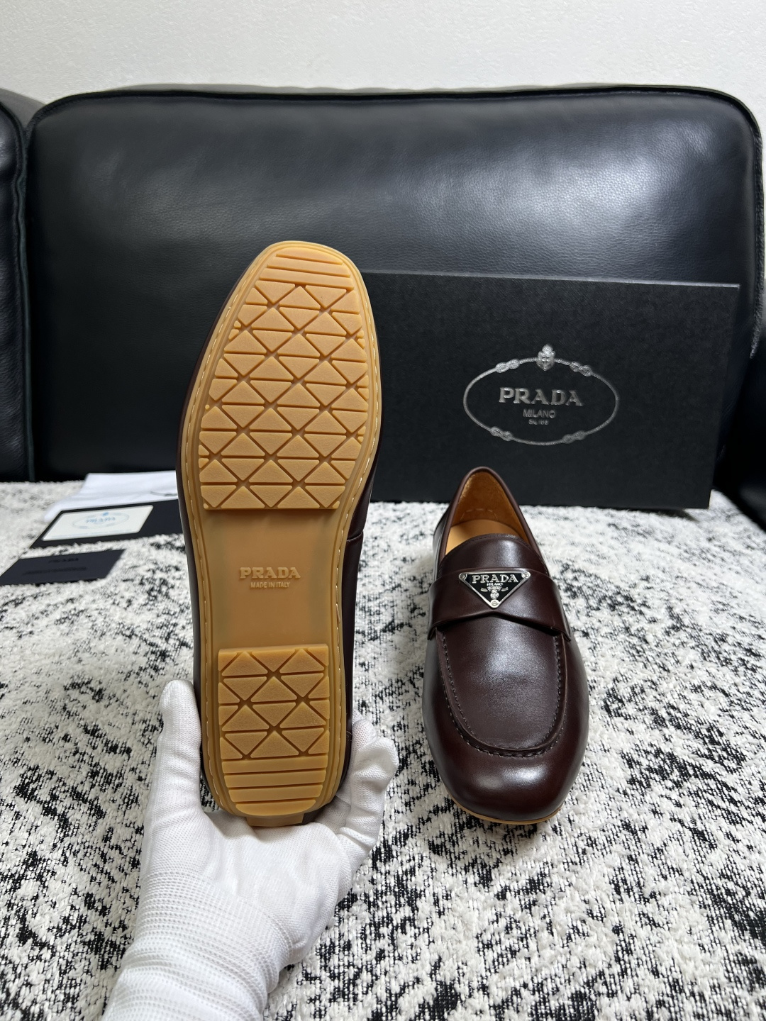 PRADA  高品质  顶级工艺品 普拉达 豆豆鞋专柜同步 原厂配置，意大利进口原版牛皮面料，透气舒适进