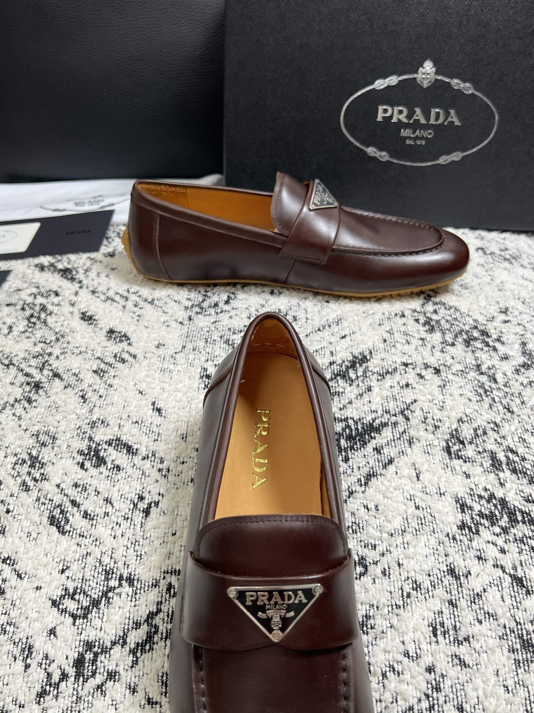 PRADA  高品质  顶级工艺品 普拉达 豆豆鞋专柜同步 原厂配置，意大利进口原版牛皮面料，透气舒适进
