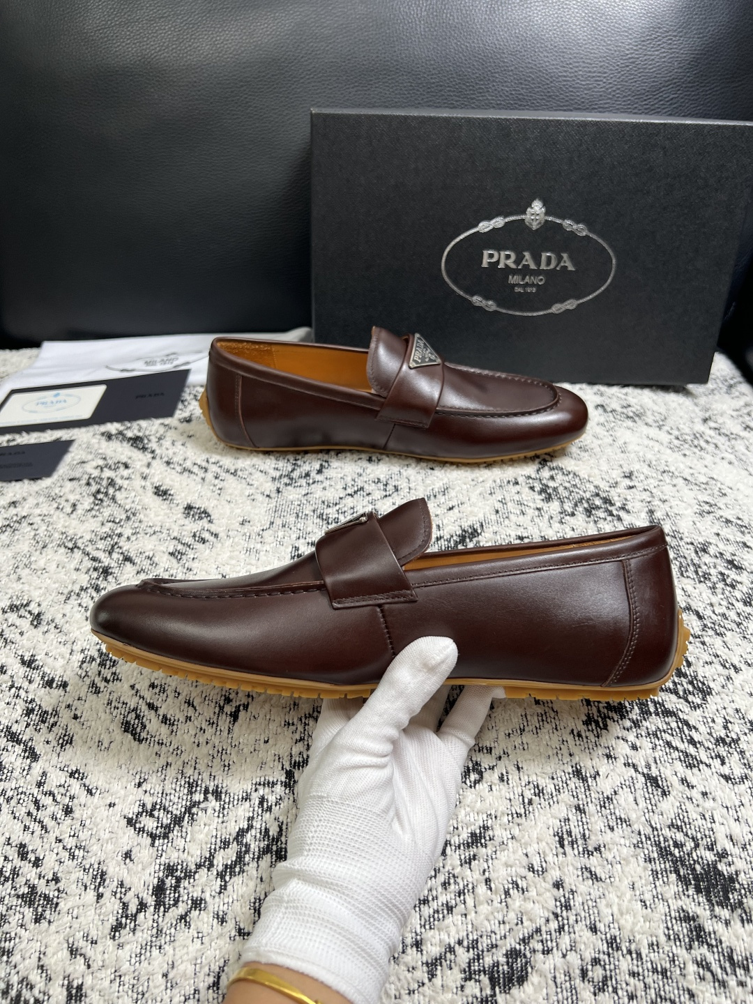 PRADA  高品质  顶级工艺品 普拉达 豆豆鞋专柜同步 原厂配置，意大利进口原版牛皮面料，透气舒适进