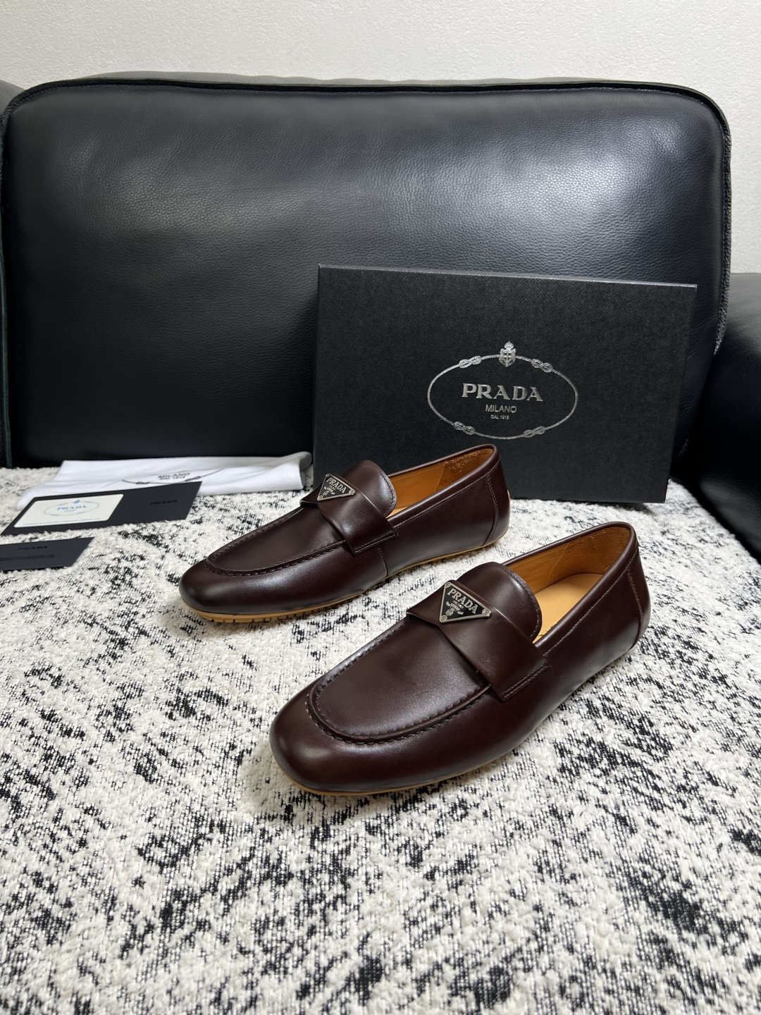 PRADA  高品质  顶级工艺品 普拉达 豆豆鞋专柜同步 原厂配置，意大利进口原版牛皮面料，透气舒适进