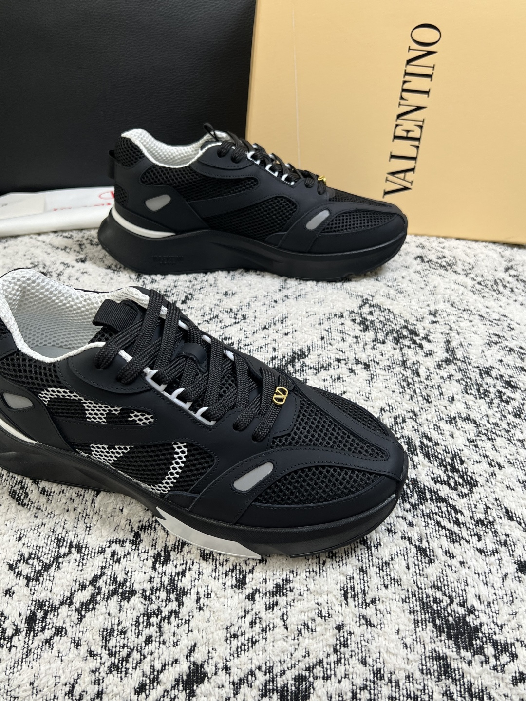 VALENTINO  高品质  顶级工艺品  华伦天奴，运动板鞋专柜同步，鞋面意大利进口，高品质拼接缤纷