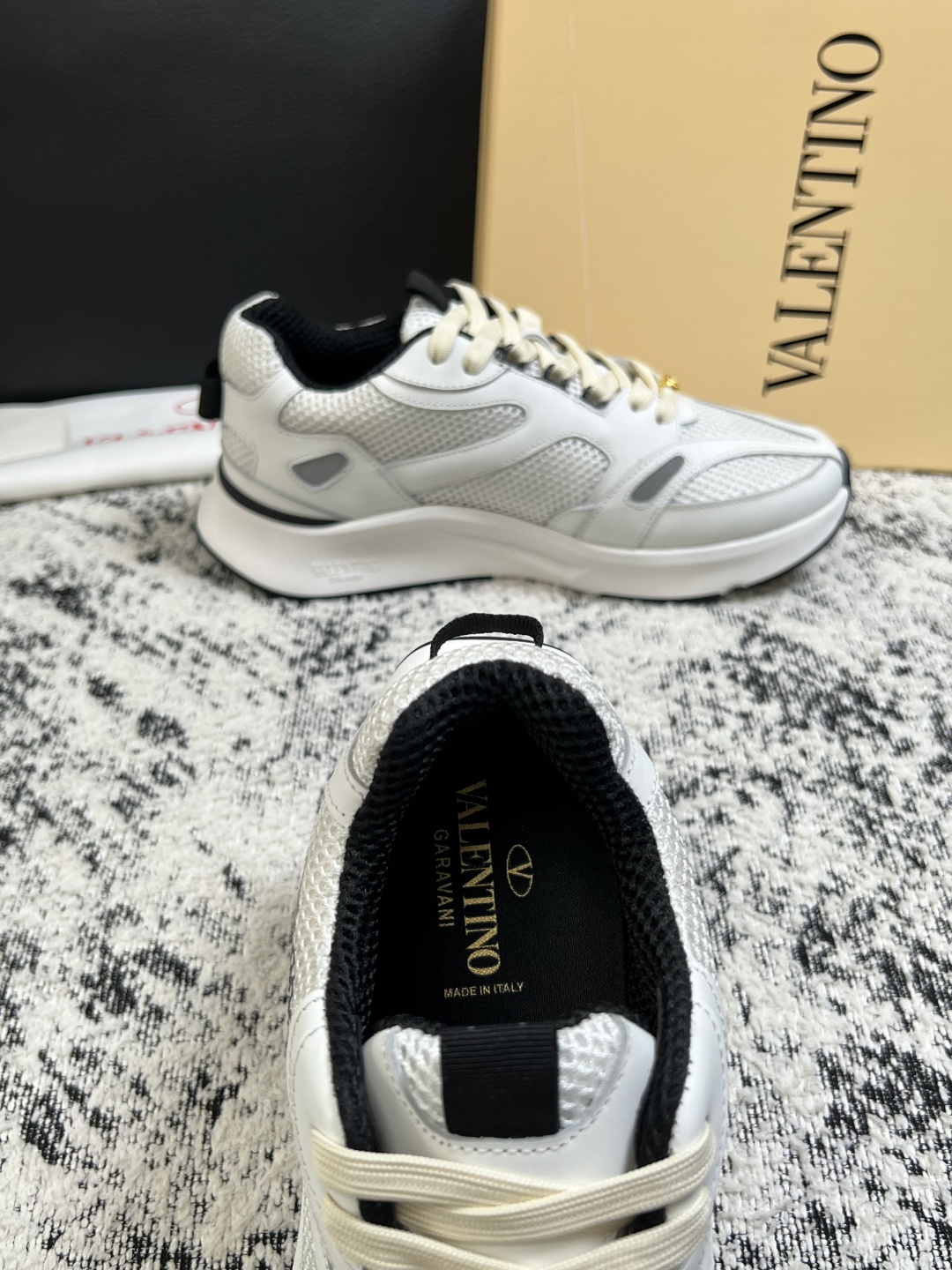 VALENTINO  高品质  顶级工艺品  华伦天奴，运动板鞋专柜同步，鞋面意大利进口，高品质拼接缤纷