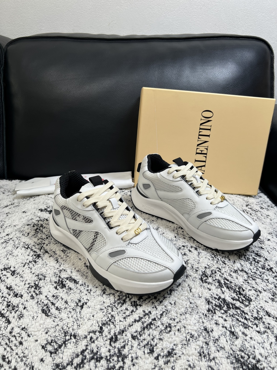 VALENTINO  高品质  顶级工艺品  华伦天奴，运动板鞋专柜同步，鞋面意大利进口，高品质拼接缤纷