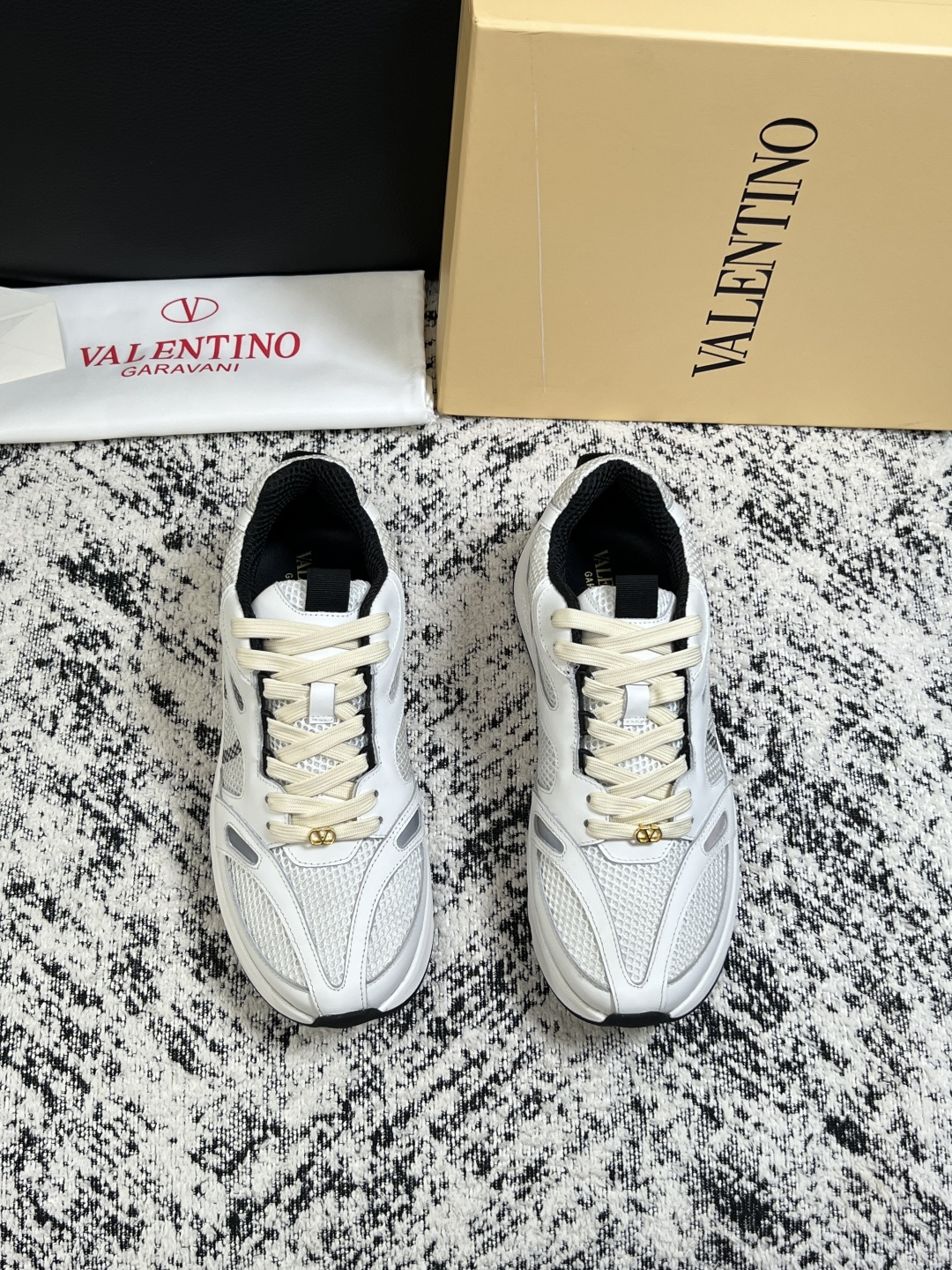 VALENTINO  高品质  顶级工艺品  华伦天奴，运动板鞋专柜同步，鞋面意大利进口，高品质拼接缤纷