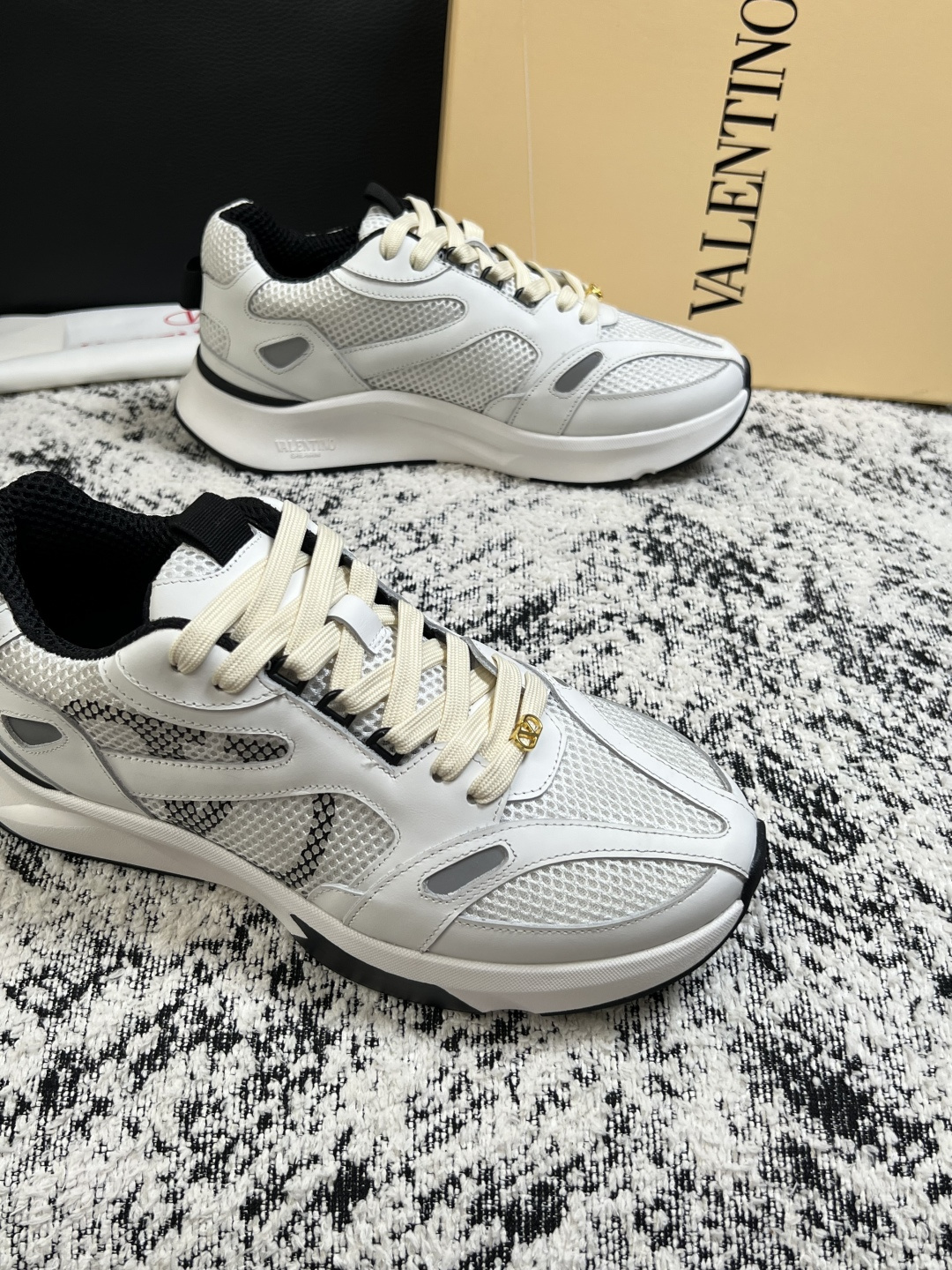 VALENTINO  高品质  顶级工艺品  华伦天奴，运动板鞋专柜同步，鞋面意大利进口，高品质拼接缤纷