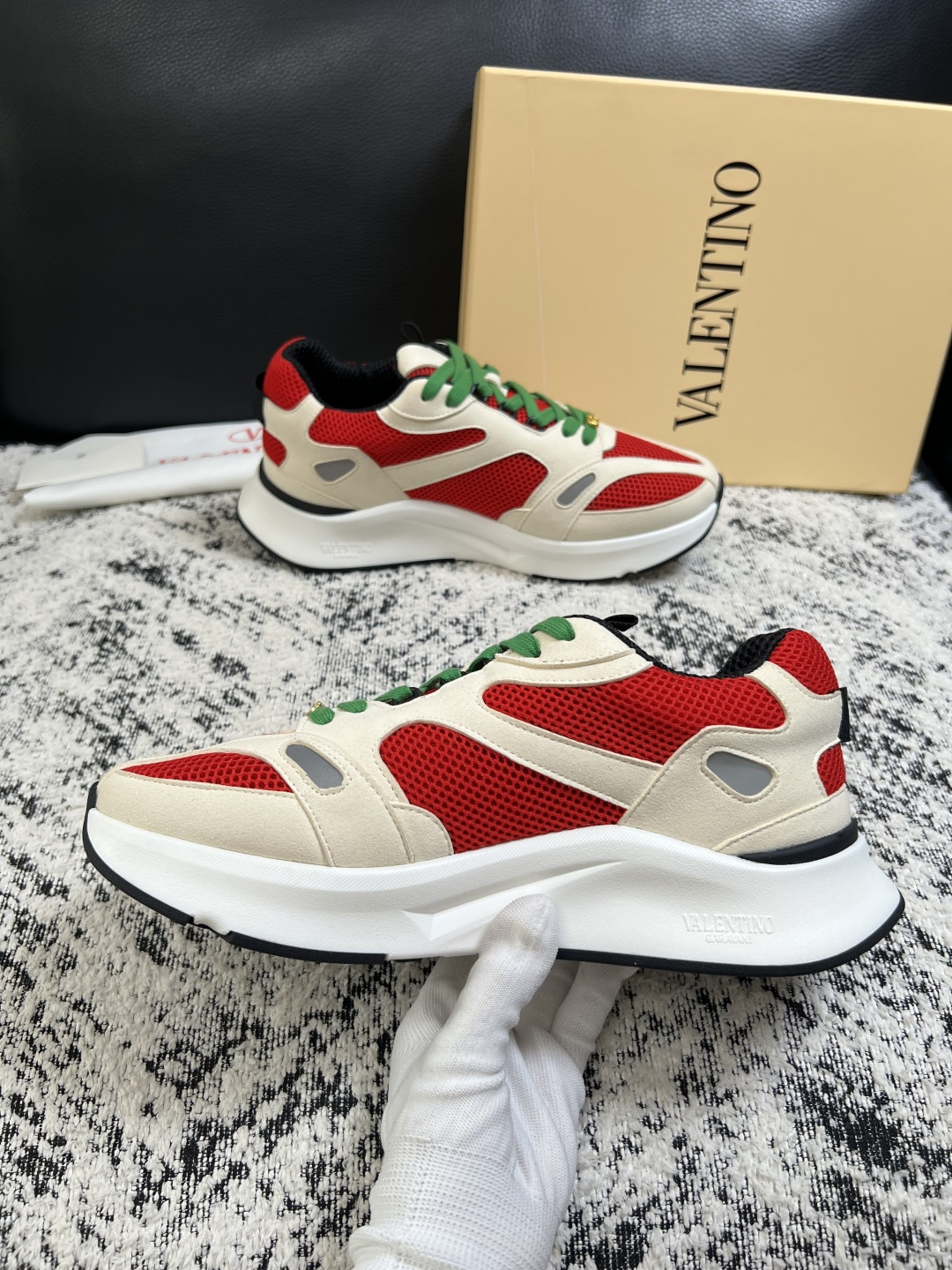 VALENTINO  高品质  顶级工艺品  华伦天奴，运动板鞋专柜同步，鞋面意大利进口，高品质拼接缤纷