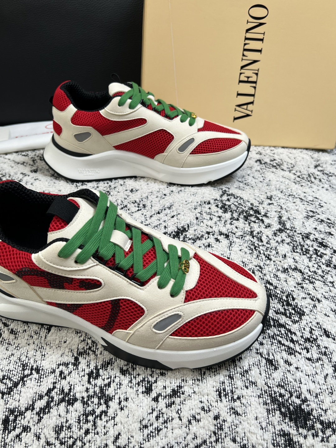 VALENTINO  高品质  顶级工艺品  华伦天奴，运动板鞋专柜同步，鞋面意大利进口，高品质拼接缤纷