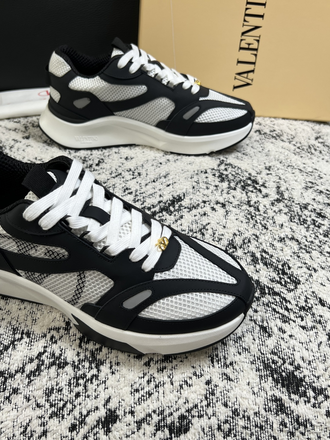 VALENTINO  高品质  顶级工艺品  华伦天奴，运动板鞋专柜同步，鞋面意大利进口，高品质拼接缤纷