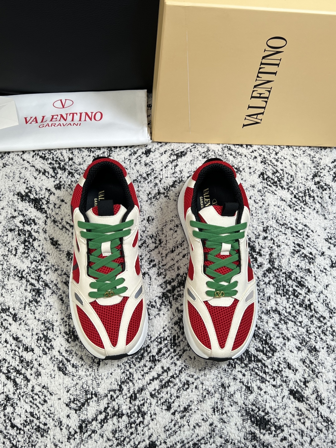 VALENTINO  高品质  顶级工艺品  华伦天奴，运动板鞋专柜同步，鞋面意大利进口，高品质拼接缤纷