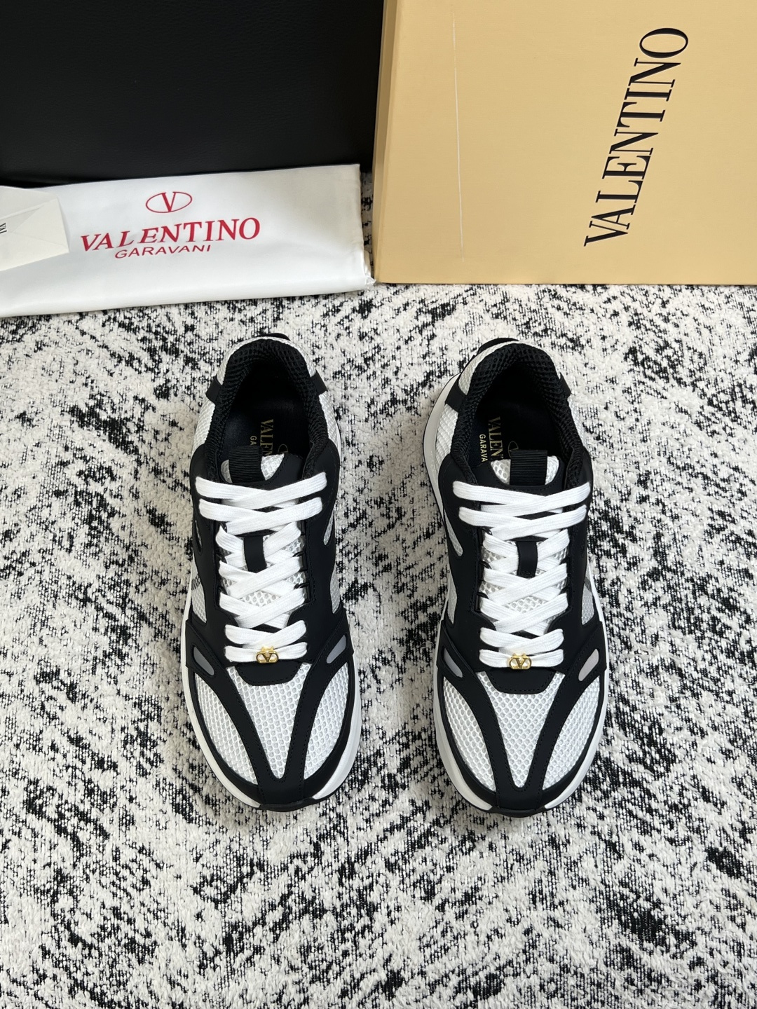 VALENTINO  高品质  顶级工艺品  华伦天奴，运动板鞋专柜同步，鞋面意大利进口，高品质拼接缤纷