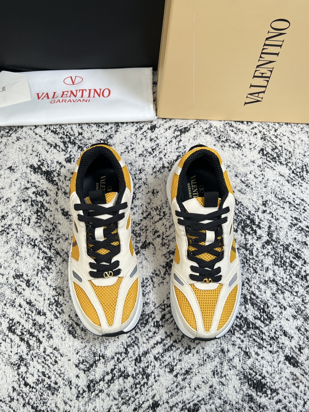 VALENTINO  高品质  顶级工艺品  华伦天奴，运动板鞋专柜同步，鞋面意大利进口，高品质拼接缤纷