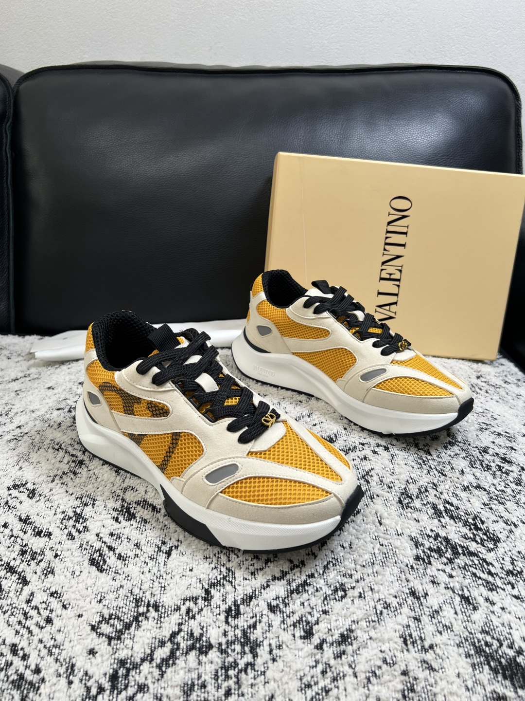 VALENTINO  高品质  顶级工艺品  华伦天奴，运动板鞋专柜同步，鞋面意大利进口，高品质拼接缤纷