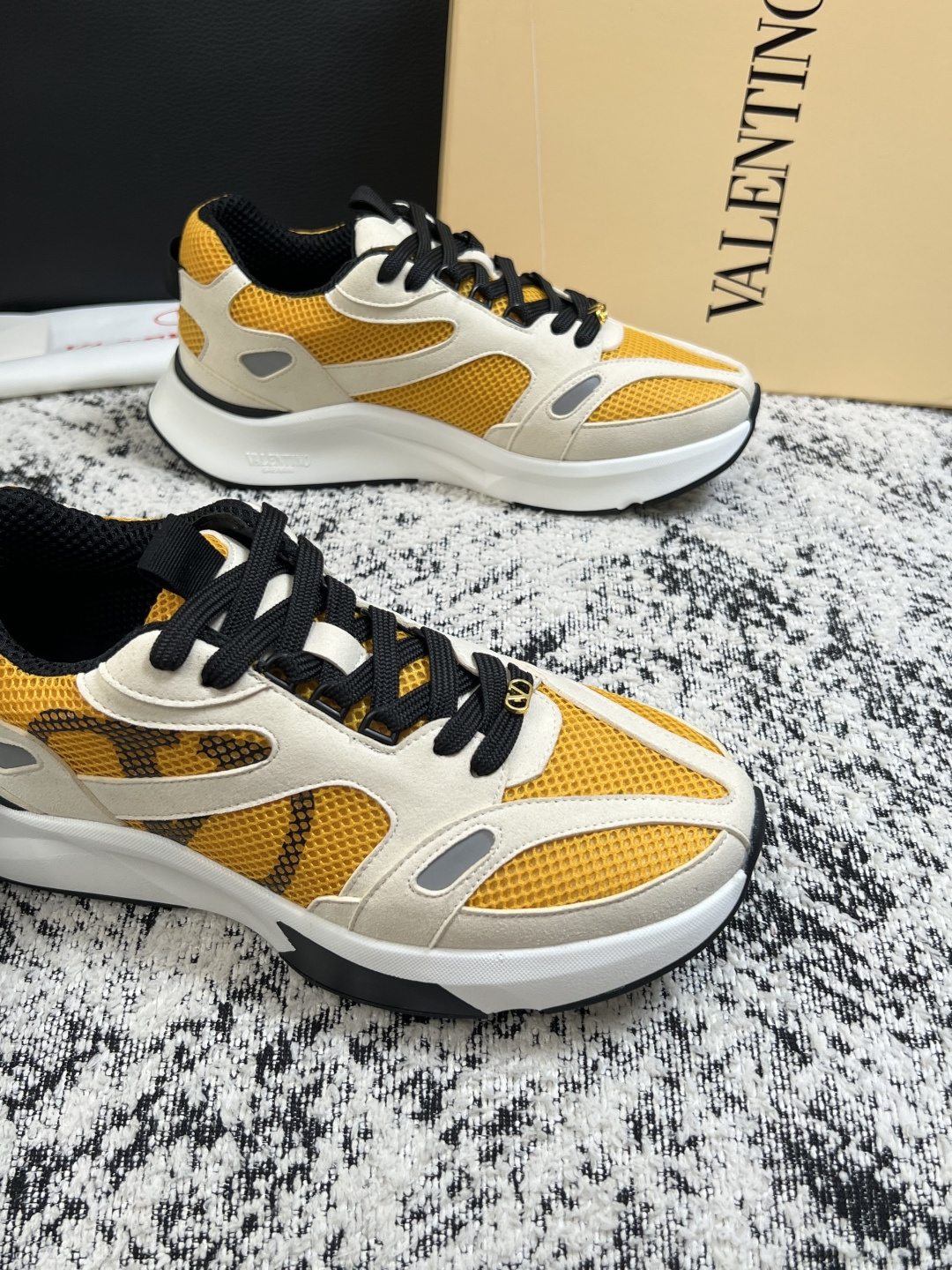VALENTINO  高品质  顶级工艺品  华伦天奴，运动板鞋专柜同步，鞋面意大利进口，高品质拼接缤纷